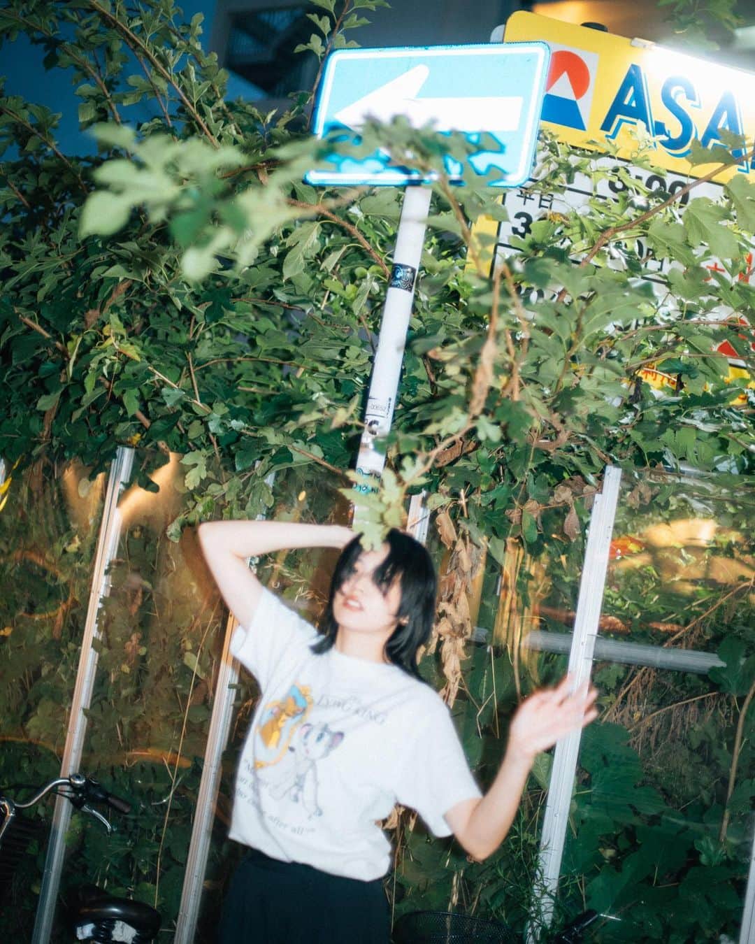 三阪咲のインスタグラム：「心配ないさTシャツ🦁  📸: @holyhuman__1231  @ariyama.mp4」