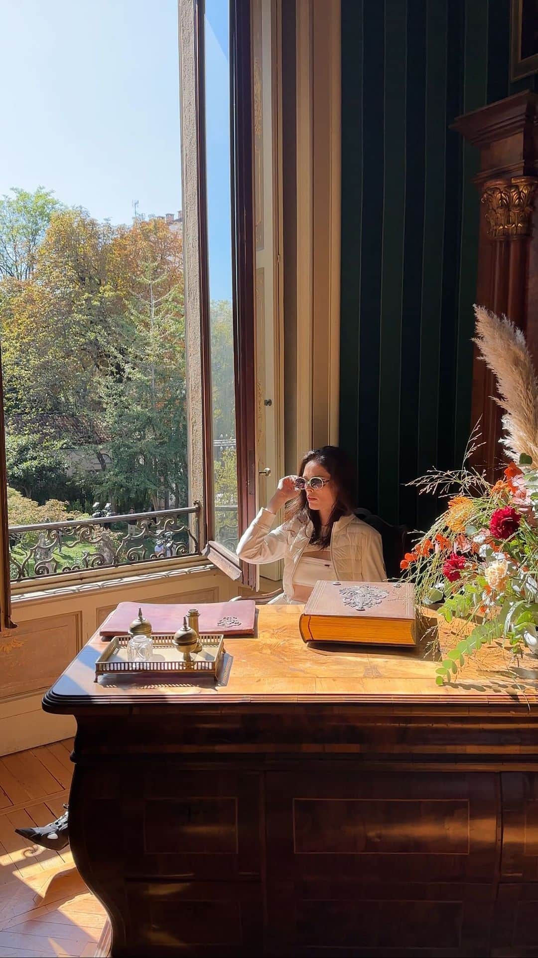 ココ・ロシャのインスタグラム：「Spent the day at Leonardo di Vinci’s home, La Vigna de Leonardo - he lived and worked here while creating ‘The Last Supper’. Still amazed at the places a career in fashion has taken a little 14 year old from Canada over the last 20 years…」