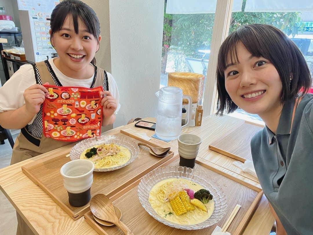 高橋真理恵のインスタグラム：「* 少し前、谷元アナが誘ってくれて、 冷やしコーンスープ麺という 以前、藤本アナがインスタライブで 教えてくれた麺を食べてきました🍜   美味しかったー❣️   夏季限定とのことで また来年いきましょう✨と、 と、来年の約束までしました♪笑   谷元アナは その日は朝から麺の気分だったらしく ハンカチもラーメンでした🍥」