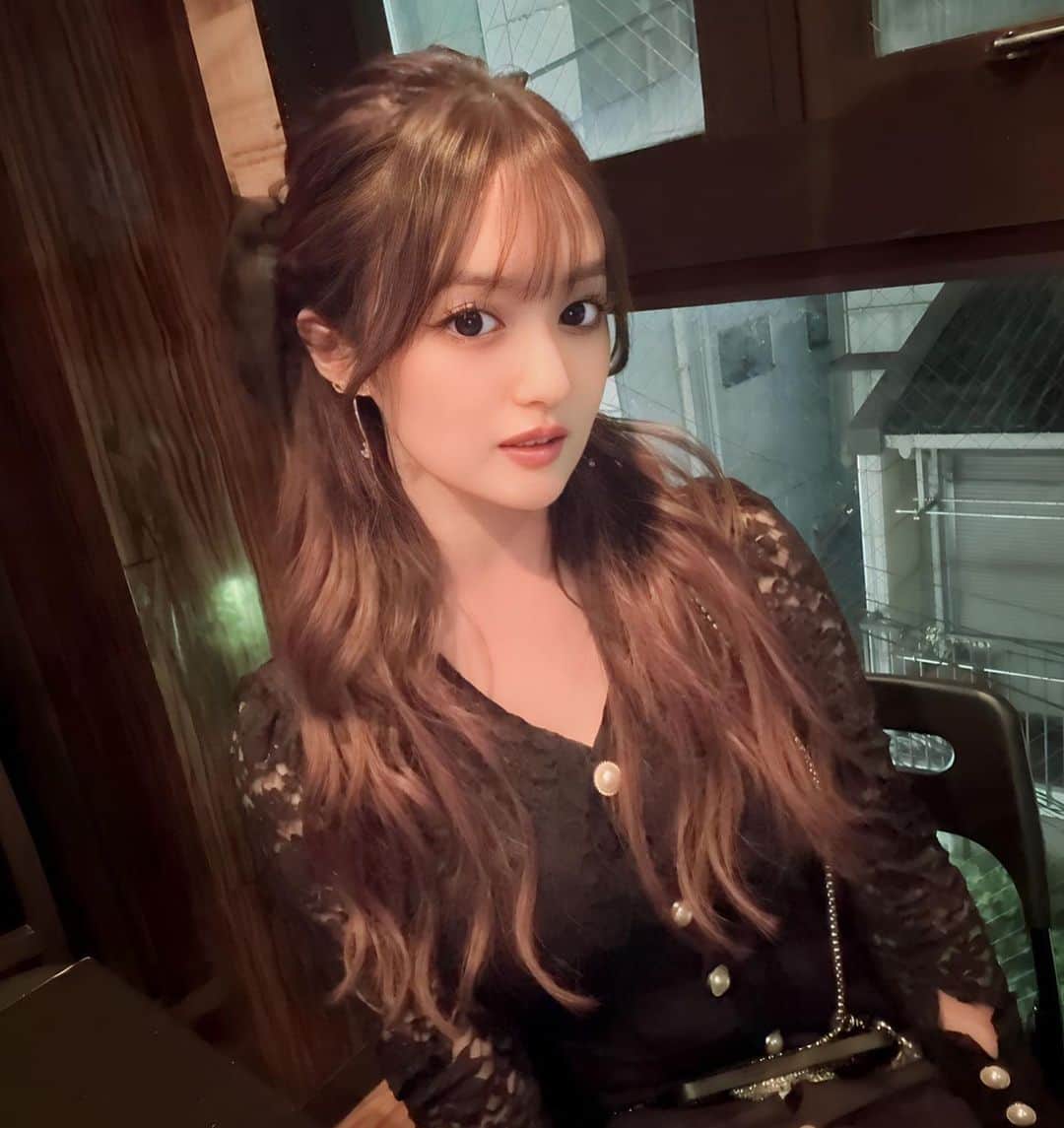 椎名美羽さんのインスタグラム写真 - (椎名美羽Instagram)「友達の結婚式行ってきたー🥺❤️❤️大幸せ空間、最高に素敵だった！！🥰🥰 2人ともおめでとう❤️❤️  めっちゃ久しぶりにエクステつけたの〜、RISELさんでやってもろたよ🌟 最近のエクステは凄いね、馴染みすぎてびっくり！！！ ゆうきくんありがとうございました😆😆✊」9月26日 18時15分 - miu.miu.singer