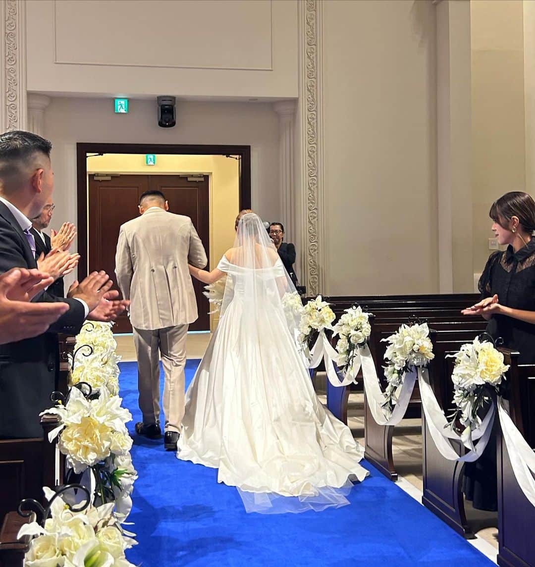 椎名美羽さんのインスタグラム写真 - (椎名美羽Instagram)「友達の結婚式行ってきたー🥺❤️❤️大幸せ空間、最高に素敵だった！！🥰🥰 2人ともおめでとう❤️❤️  めっちゃ久しぶりにエクステつけたの〜、RISELさんでやってもろたよ🌟 最近のエクステは凄いね、馴染みすぎてびっくり！！！ ゆうきくんありがとうございました😆😆✊」9月26日 18時15分 - miu.miu.singer