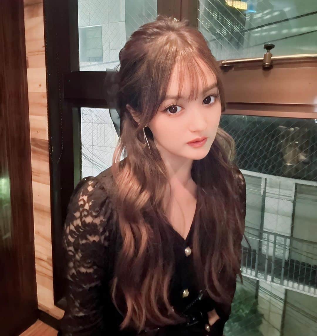 椎名美羽さんのインスタグラム写真 - (椎名美羽Instagram)「友達の結婚式行ってきたー🥺❤️❤️大幸せ空間、最高に素敵だった！！🥰🥰 2人ともおめでとう❤️❤️  めっちゃ久しぶりにエクステつけたの〜、RISELさんでやってもろたよ🌟 最近のエクステは凄いね、馴染みすぎてびっくり！！！ ゆうきくんありがとうございました😆😆✊」9月26日 18時15分 - miu.miu.singer