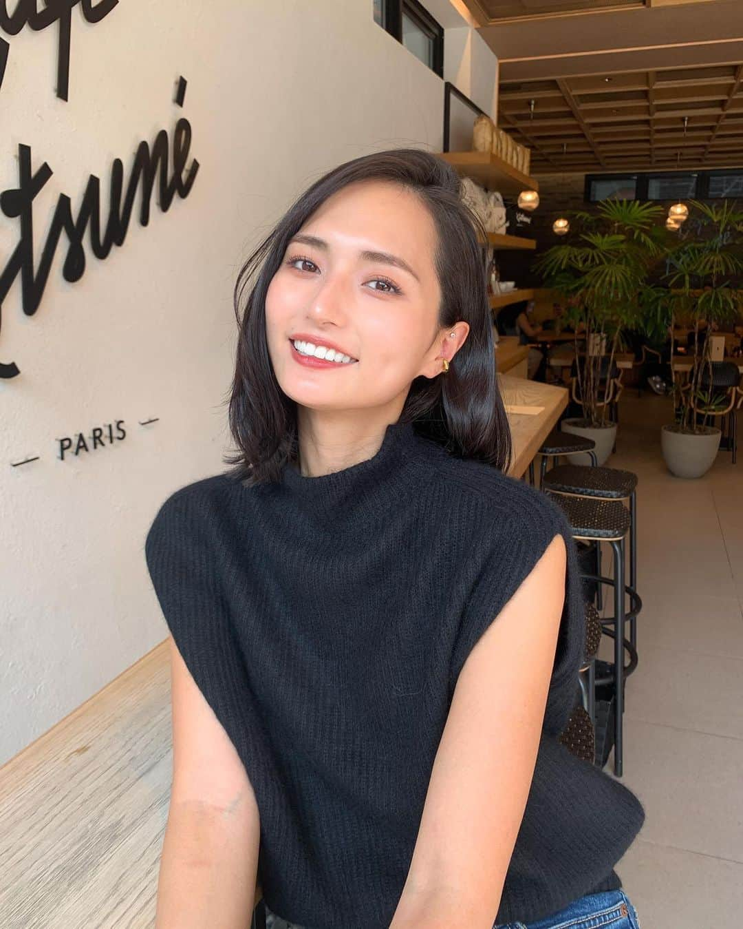 山賀琴子のインスタグラム：「メイクも秋を意識🍂  使ったのはhinceのメッシュマットクッション！メッシュを通ってより細かくなったファンデーションが、肌の上に薄くしっかりと密着して、マットだけどシルキーなナチュラル肌にしてくれる🫶🏻  化粧崩れ&ヨレ知らずの肌をキープしてくれるのも嬉しい🥹  チークはレイヤリングチークを使ったよ！クリームとパウダー両方を仕込むことで密着力と持続性が上がるからこちらも崩れにくくておすすめ🤍 使用したカラーはL004リファインメントです！  #ヒンス #hince #pr  #セカンドスキンメッシュマットクッション #トゥルーディメンションレイヤリングチーク」