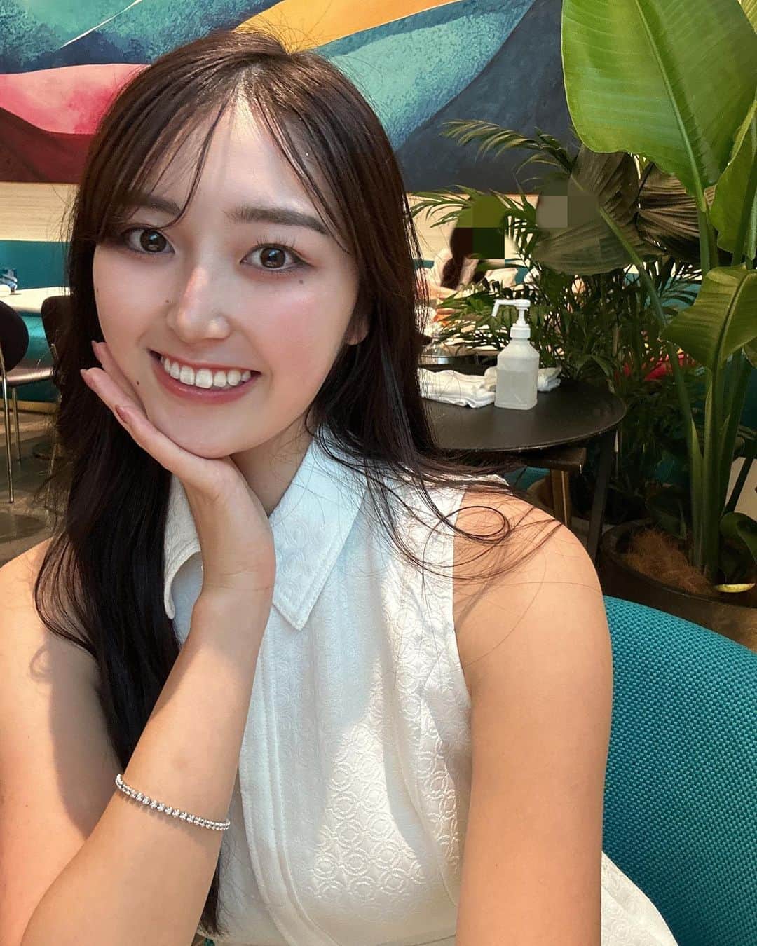 リサのインスタグラム：「日焼けしすぎて顔だけ白い、、反省😫☁️」
