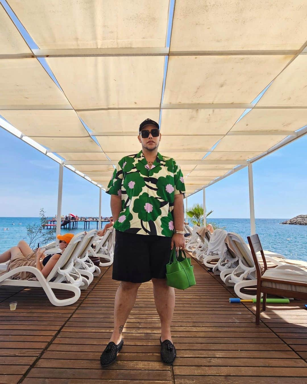 Ivan Gunawanのインスタグラム：「Embrace the soothing embrace of green, as it ushers in a brighter day filled with hope and happiness.  #ivangunawan #feelinghappy #goodday #IgunGoesToTurkiye」