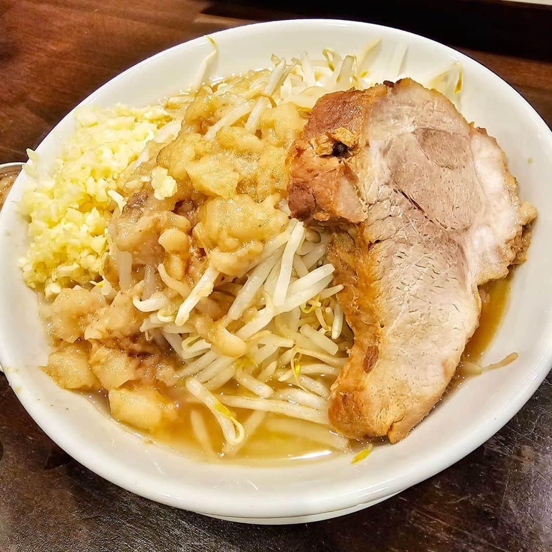 剛王さんのインスタグラム写真 - (剛王Instagram)「大阪・上新庄に8月1日二郎系ラーメンのガキの一杯 @gaki_ichi2023 がオープン。 #ジロリアン としては行くしかない。 店内はカウンターのみで卓上には味変アイテムが置かれ清潔感あって店員さんも元気でサービスも凄くよかった。 今回注文したのが 豚ラーメン  野菜・ニンニク・あぶら増し ネギトッピング ネギとあぶらが別皿で来るのがええ。 味も麺もよかった。 二郎系ラーメンはほんまにハマる。 ラーメン到着したらチャーシューのデカさにビックリした。 野菜・ニンニク・あぶらをごちゃ混ぜにして食べる。 うまいっ。ニンニクやっぱりええなー。 麺も太麺でモチモチしててめちゃ合う。 ペロリと完食。 また行こう。  ------------------------------------------------------------------------------------------------ ガキの一杯 住所 : 大阪市東淀川区豊新4-22-3 時間 : 11:30～13:30   18:00～0:00(木曜は夜のみ営業) 定休日 : 無休 【お店のアカウント】 @gaki_ichi2023 PR @gaki_ichi2023 #がきの一杯 #上新庄グルメ #上新庄ランチ #上新庄ディナー #阪急グルメ ------------------------------------------------------------------------------------------------  東京でハマったラーメン二郎。 それからいろんな店食べてるけどやっぱりこの味また食べたくなる。  #ラーメン #ラーメンインスタグラマー #ラーメン二郎 #ニンニク #ラーメン倶楽部 #ラーメンパトロール #ラーメン部 #大阪ラーメン」9月26日 18時21分 - gooh2010