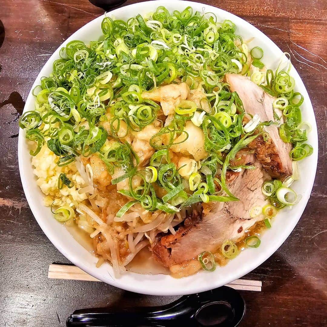 剛王さんのインスタグラム写真 - (剛王Instagram)「大阪・上新庄に8月1日二郎系ラーメンのガキの一杯 @gaki_ichi2023 がオープン。 #ジロリアン としては行くしかない。 店内はカウンターのみで卓上には味変アイテムが置かれ清潔感あって店員さんも元気でサービスも凄くよかった。 今回注文したのが 豚ラーメン  野菜・ニンニク・あぶら増し ネギトッピング ネギとあぶらが別皿で来るのがええ。 味も麺もよかった。 二郎系ラーメンはほんまにハマる。 ラーメン到着したらチャーシューのデカさにビックリした。 野菜・ニンニク・あぶらをごちゃ混ぜにして食べる。 うまいっ。ニンニクやっぱりええなー。 麺も太麺でモチモチしててめちゃ合う。 ペロリと完食。 また行こう。  ------------------------------------------------------------------------------------------------ ガキの一杯 住所 : 大阪市東淀川区豊新4-22-3 時間 : 11:30～13:30   18:00～0:00(木曜は夜のみ営業) 定休日 : 無休 【お店のアカウント】 @gaki_ichi2023 PR @gaki_ichi2023 #がきの一杯 #上新庄グルメ #上新庄ランチ #上新庄ディナー #阪急グルメ ------------------------------------------------------------------------------------------------  東京でハマったラーメン二郎。 それからいろんな店食べてるけどやっぱりこの味また食べたくなる。  #ラーメン #ラーメンインスタグラマー #ラーメン二郎 #ニンニク #ラーメン倶楽部 #ラーメンパトロール #ラーメン部 #大阪ラーメン」9月26日 18時21分 - gooh2010