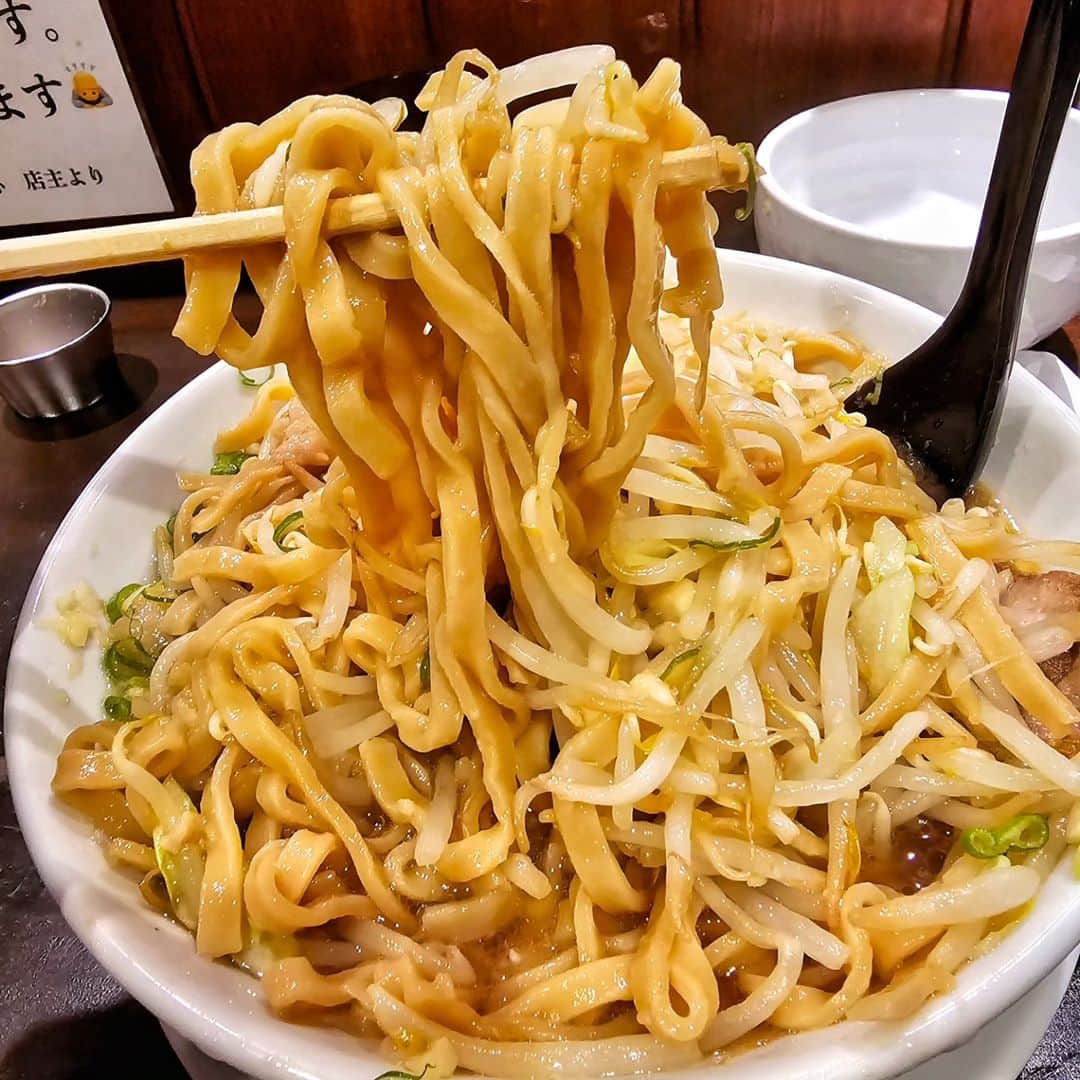 剛王さんのインスタグラム写真 - (剛王Instagram)「大阪・上新庄に8月1日二郎系ラーメンのガキの一杯 @gaki_ichi2023 がオープン。 #ジロリアン としては行くしかない。 店内はカウンターのみで卓上には味変アイテムが置かれ清潔感あって店員さんも元気でサービスも凄くよかった。 今回注文したのが 豚ラーメン  野菜・ニンニク・あぶら増し ネギトッピング ネギとあぶらが別皿で来るのがええ。 味も麺もよかった。 二郎系ラーメンはほんまにハマる。 ラーメン到着したらチャーシューのデカさにビックリした。 野菜・ニンニク・あぶらをごちゃ混ぜにして食べる。 うまいっ。ニンニクやっぱりええなー。 麺も太麺でモチモチしててめちゃ合う。 ペロリと完食。 また行こう。  ------------------------------------------------------------------------------------------------ ガキの一杯 住所 : 大阪市東淀川区豊新4-22-3 時間 : 11:30～13:30   18:00～0:00(木曜は夜のみ営業) 定休日 : 無休 【お店のアカウント】 @gaki_ichi2023 PR @gaki_ichi2023 #がきの一杯 #上新庄グルメ #上新庄ランチ #上新庄ディナー #阪急グルメ ------------------------------------------------------------------------------------------------  東京でハマったラーメン二郎。 それからいろんな店食べてるけどやっぱりこの味また食べたくなる。  #ラーメン #ラーメンインスタグラマー #ラーメン二郎 #ニンニク #ラーメン倶楽部 #ラーメンパトロール #ラーメン部 #大阪ラーメン」9月26日 18時21分 - gooh2010