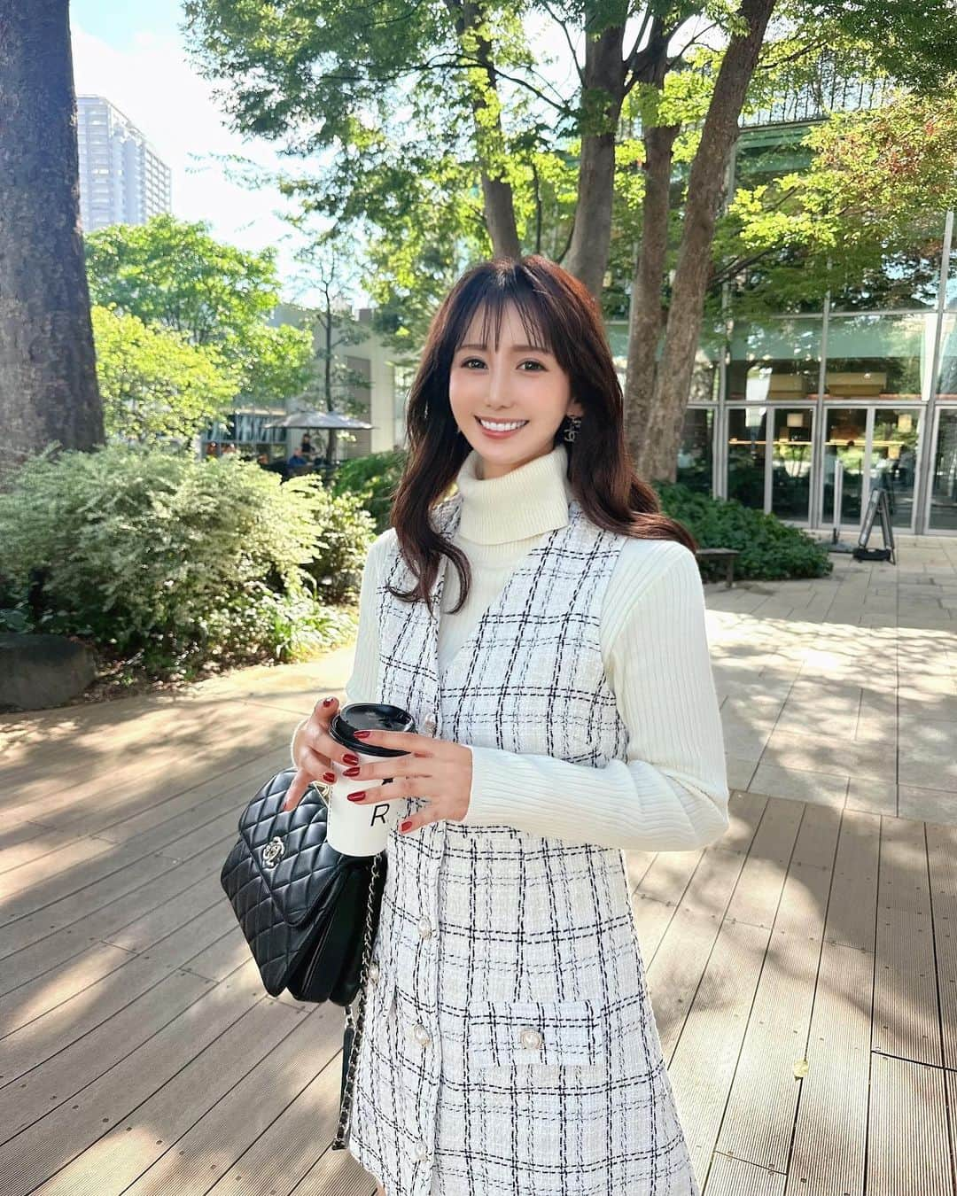 桃華絵里さんのインスタグラム写真 - (桃華絵里Instagram)「Today's look 🤍  撮影へ向かう前の ひと時🥐☕︎  今日はお気に入りのツイードOPで🪽  ボタンを開けて ボトムス合わせで ジレとして着るのもオススメです♡  #ootd #mocoas」9月26日 18時22分 - _momoka828_