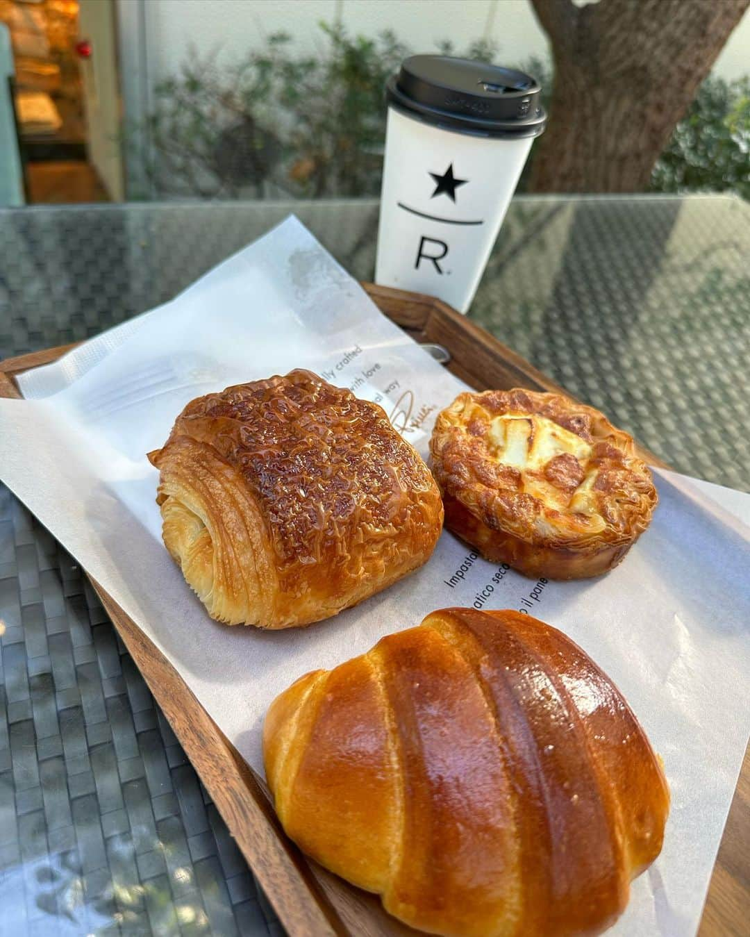 桃華絵里さんのインスタグラム写真 - (桃華絵里Instagram)「Today's look 🤍  撮影へ向かう前の ひと時🥐☕︎  今日はお気に入りのツイードOPで🪽  ボタンを開けて ボトムス合わせで ジレとして着るのもオススメです♡  #ootd #mocoas」9月26日 18時22分 - _momoka828_