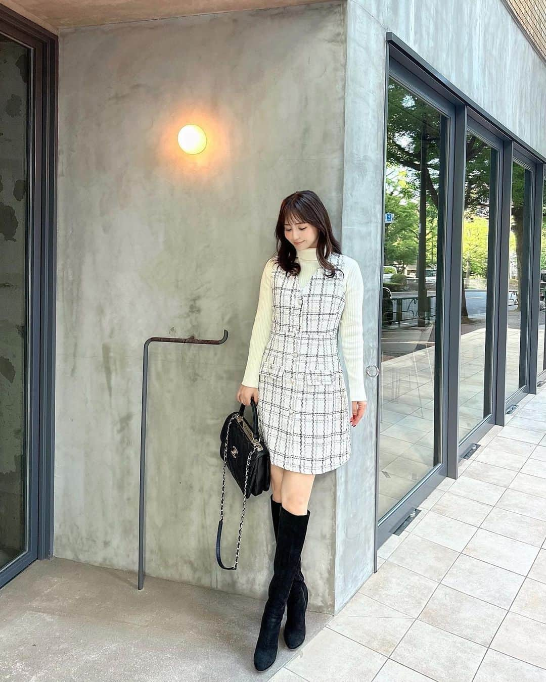 桃華絵里さんのインスタグラム写真 - (桃華絵里Instagram)「Today's look 🤍  撮影へ向かう前の ひと時🥐☕︎  今日はお気に入りのツイードOPで🪽  ボタンを開けて ボトムス合わせで ジレとして着るのもオススメです♡  #ootd #mocoas」9月26日 18時22分 - _momoka828_