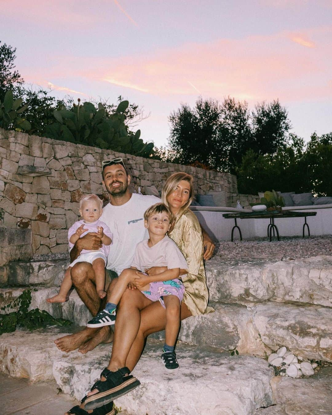 エリー・バレンさんのインスタグラム写真 - (エリー・バレンInstagram)「Core family vacay mems at this home in Puglia 🫶🏼❣️ @apuliaria」9月26日 18時22分 - elliewatson