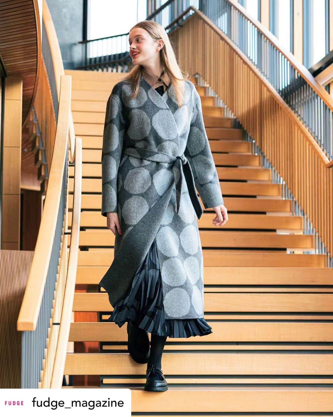 Marimekko Japanさんのインスタグラム写真 - (Marimekko JapanInstagram)「キヴェット（石）のコートを主役にトーンオントーンのウニッコ（ケシの花）柄のプリーツスカートが裾からふわりと覗くスタイリング。秋冬もマリメッコならではのポジティブなムードを感じていただけます。  #marimekko #marimekkofw23 #マリメッコ #マリメッコ愛 #北欧デザイン #フィンランド #repost」9月26日 18時22分 - marimekkojapan