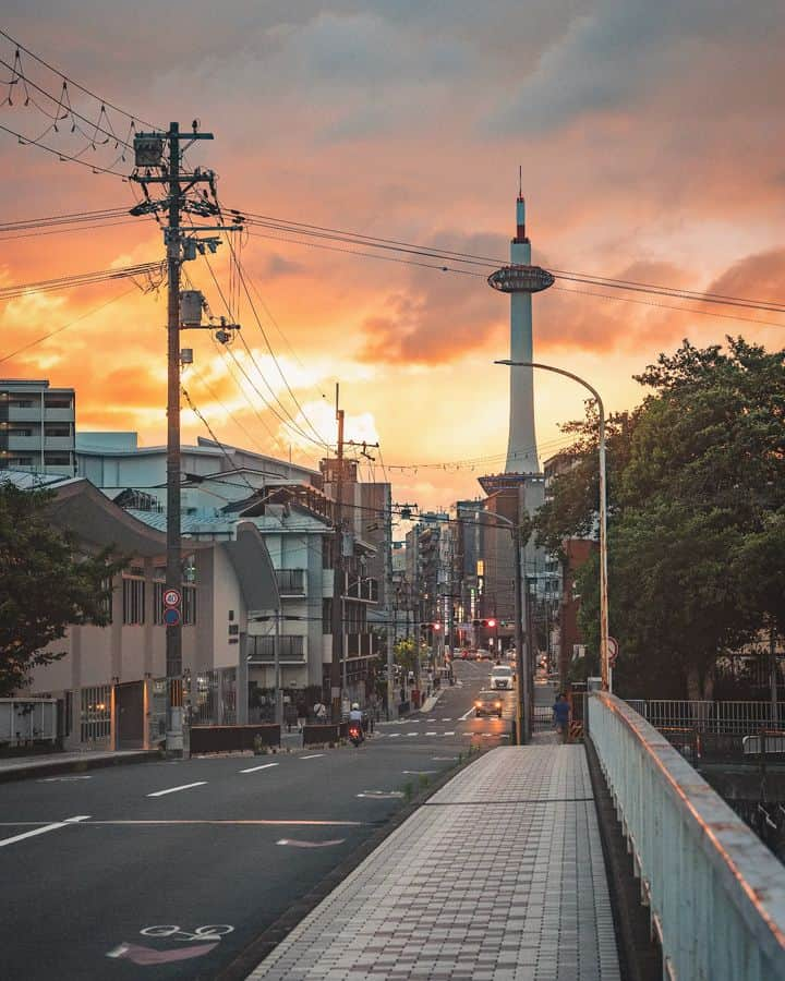 京都タワーさんのインスタグラム写真 - (京都タワーInstagram)「* PHOTOBY @kyotophotos #リポスト #おおきに  淡い夕焼けのオレンジと街並みに溶け込む京都タワーを撮影していただいた1枚です📷  素敵なお写真のご投稿、ありがとうございました👏  ----- @kyototowerhotel_officialをタグ付け、または【#京都タワー】か【#kyototower】をつけて投稿していただいたユーザーさまの素敵なお写真をご紹介していきます -----  #京都 #京都旅行 #京都カメラ部 #キリトリセカイ #京都大人旅 #写真好きな人と繋がりたい #京都タワーのある景色 #そうだ京都行こう #kyoto #kyotogenic #skylovers #beautiful #japan #travel #discoverjapan #loves_united_kyoto #instagood #repost #Thanks」9月26日 18時22分 - kyototowerhotel_official