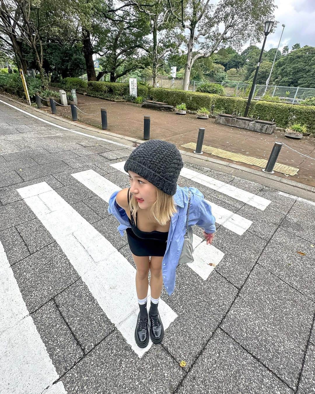 Meeさんのインスタグラム写真 - (MeeInstagram)「もう秋だお🤥  秋服はやくきた〜い！！たのちみ いい朝🫶🏻この服すこ🫶🏻  かあいいんしょ〜🩷🩷  #秋コーデ #秋服 #ニット帽 #ニット帽コーデ #ローファーコーデ #クロムハーツ」9月26日 18時32分 - wagamama_mee