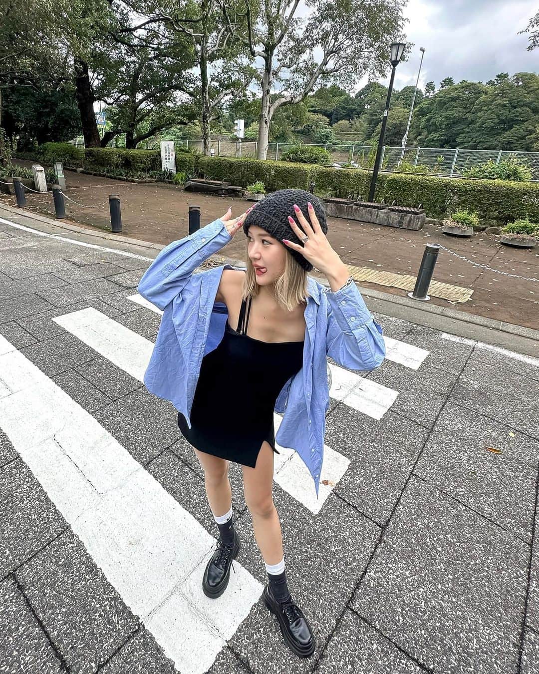 Meeさんのインスタグラム写真 - (MeeInstagram)「もう秋だお🤥  秋服はやくきた〜い！！たのちみ いい朝🫶🏻この服すこ🫶🏻  かあいいんしょ〜🩷🩷  #秋コーデ #秋服 #ニット帽 #ニット帽コーデ #ローファーコーデ #クロムハーツ」9月26日 18時32分 - wagamama_mee