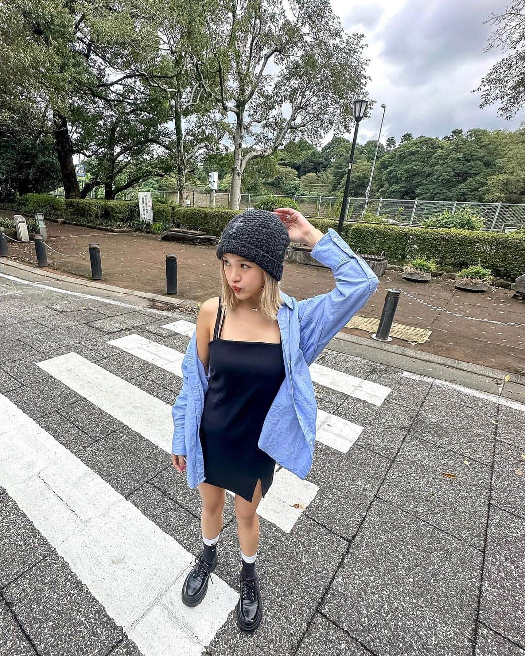 Meeさんのインスタグラム写真 - (MeeInstagram)「もう秋だお🤥  秋服はやくきた〜い！！たのちみ いい朝🫶🏻この服すこ🫶🏻  かあいいんしょ〜🩷🩷  #秋コーデ #秋服 #ニット帽 #ニット帽コーデ #ローファーコーデ #クロムハーツ」9月26日 18時32分 - wagamama_mee