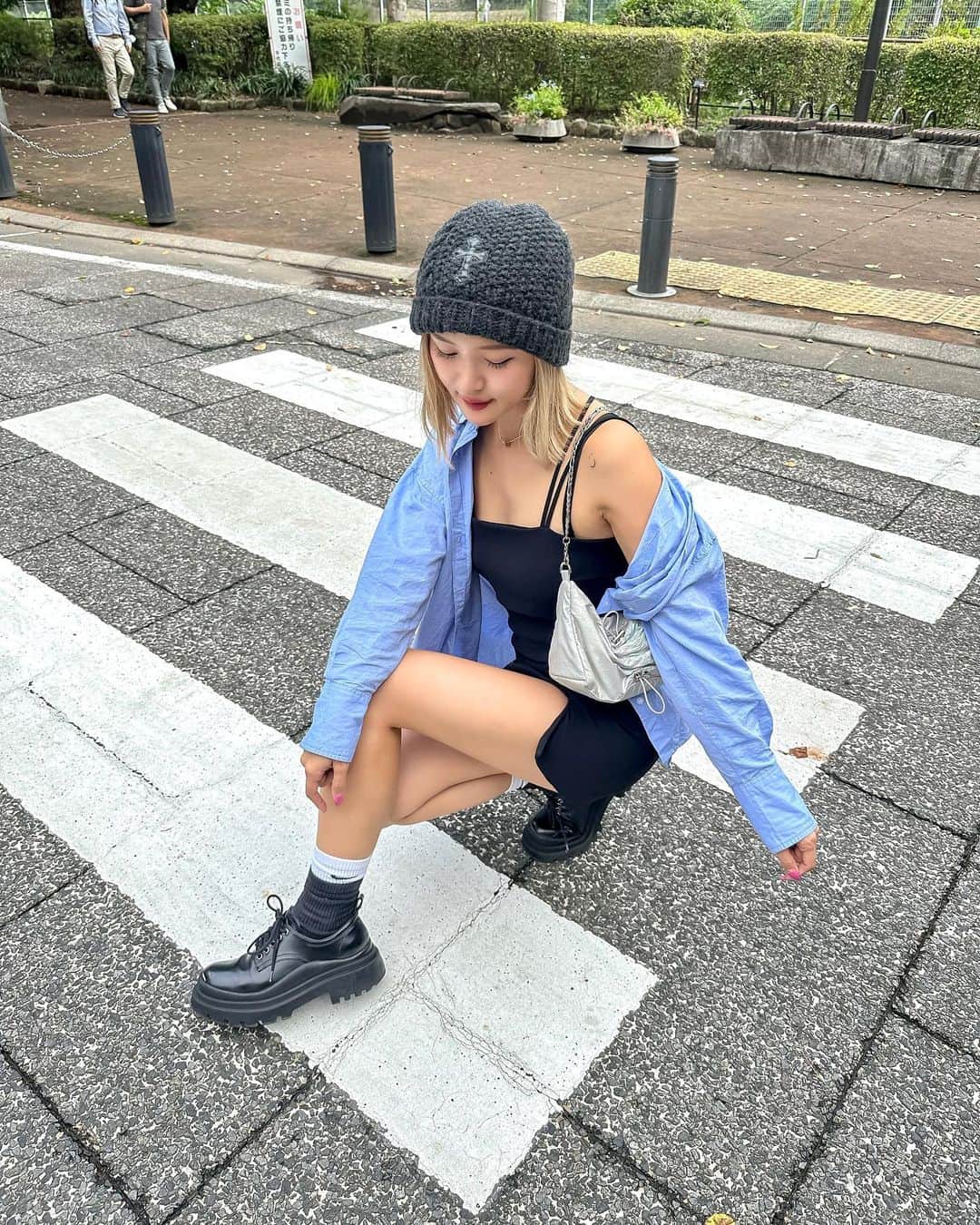 Meeのインスタグラム：「もう秋だお🤥  秋服はやくきた〜い！！たのちみ いい朝🫶🏻この服すこ🫶🏻  かあいいんしょ〜🩷🩷  #秋コーデ #秋服 #ニット帽 #ニット帽コーデ #ローファーコーデ #クロムハーツ」