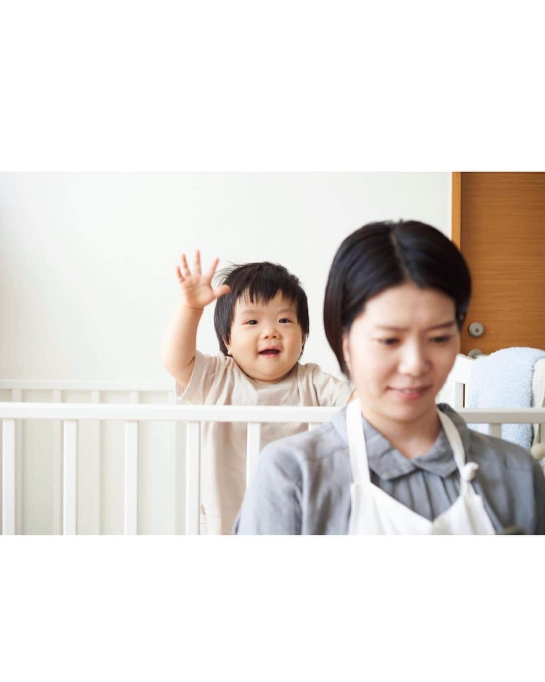 のインスタグラム：「. 最近のこと。 . なんだか最近は、息子が風邪を引いたり、 それをもらってしまったり、目の調子が悪かったり、 息子の夜泣きが再発(前よりヒートアップ！)したりと、 なんだかんだと心の余裕がなくなってしまっていましたが、 . 皆さまからありがたいコメントをいただいていたり、 . (シンプルで体に嬉しい私のレシピが好き、と言ってくださる方も多くて、 あー言わずとも料理のレシピからちゃんと伝わってる、、、 と感動します。) . 次の本を楽しみにしてくださっている方のお言葉が嬉しかったり、 . たまたま見たAmazonで私の書籍にうれしいレビューを書いてくださっていたり、 . 応援してくださる皆さまに励まされています。 . . 心に余裕がなくなると、 大切なことを見失いがちなので、 育児もうまく手を抜きながら(すでに抜いている気がしますが笑)、 楽しんでいけたらなと思います。 . 改めていつも応援してくださり、 ありがとうございます！！ . これからも精進しますので、 どうぞよろしくお願いいたします！ . . . #いつもありがとうございます #感謝」