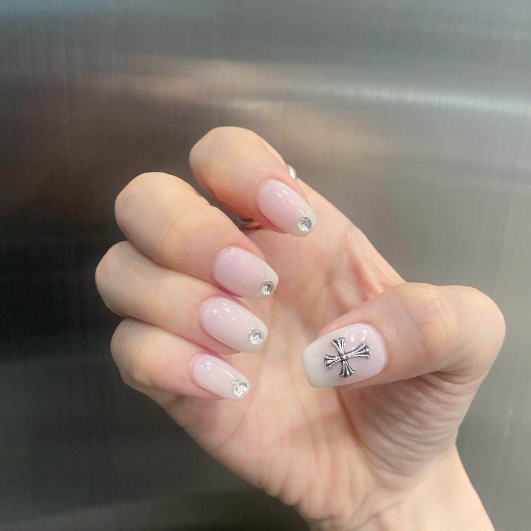 岩井ひかるのインスタグラム：「nailist @__emi.arai__ 💅⛪️♡」