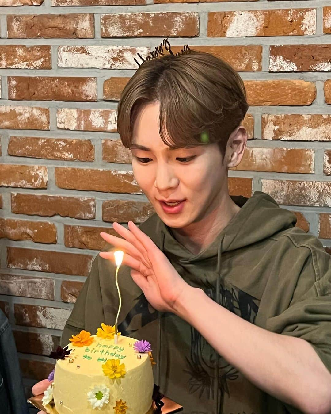 キー さんのインスタグラム写真 - (キー Instagram)「Good & Great 는 생일축하로 마무리 했네요! 앨범과 생일을 축하해주신 모든 분들 감사합니다!  이 앨범을 위해 애써준 우리 매니지먼트,자켓팀,뮤비팀,sns팀,프로모션,퍼포먼스,a&r, 녹음기사님들 ,켄지 누나,디렉봐주신 분들 헤어 ,메이크업 ,vx팀,스타일리스트, 댄서들 ! 셀수없이 많은 분들이 도와주셨습니다! ( 잊어버린 부서가 있다면 나중에 수정 할게요!) 진심으로 감사드립니다.  그리고 워커들과 공부하시는 모든 분들 이 노래로 조금이나마 위로와 용기를 받으셨길 바랍니다!  grandma i know you are always watching me up there  i miss you and i love you . mom and dad!of course i love you too. and love you my lil freaks always thanks for your support 🩵  i'll be back!  -key-」9月26日 18時28分 - bumkeyk