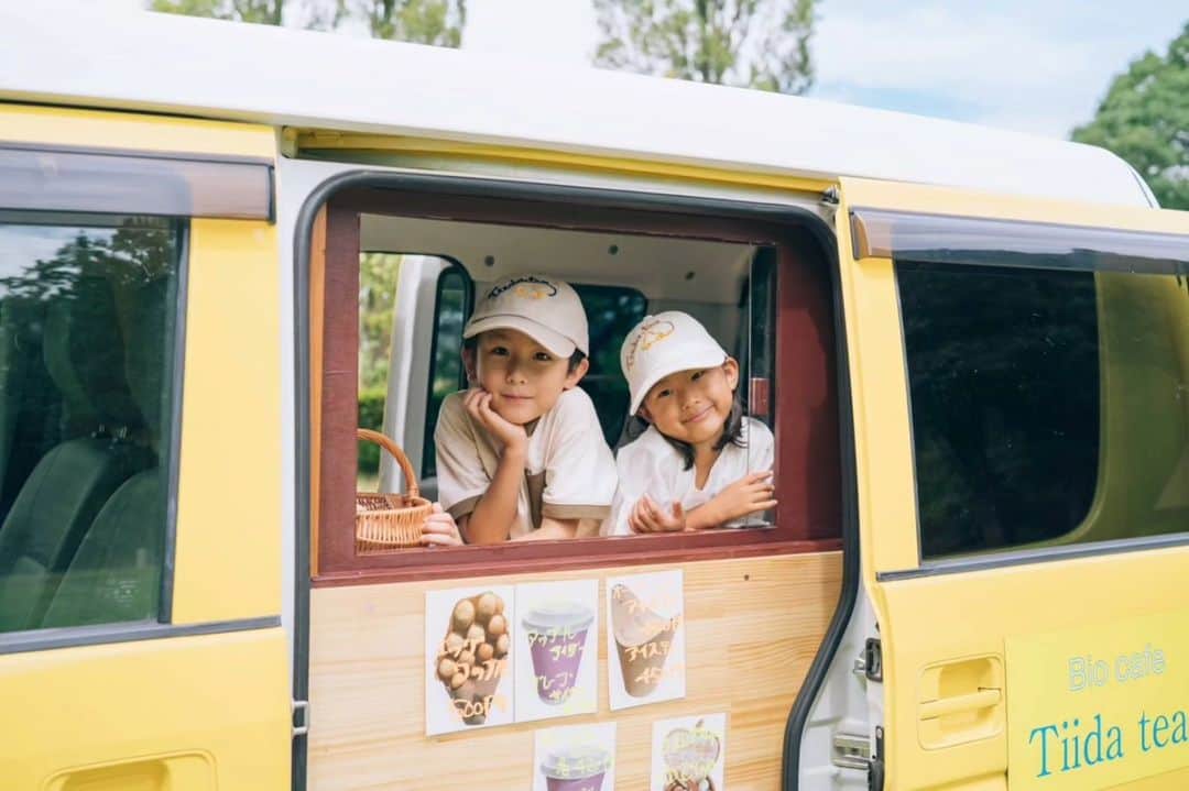 本仮屋リイナのインスタグラム：「涼しくなってきたので、いよいよ母のカフェカーが本格始動するそうです🚗🌿‬  わたしの米粉クッキーもたまに並べてもらう予定🍪  みなさま、どんなクッキーがお好みですか？🐻✨  photoby @megumi_tange tea truck @tiidatea」
