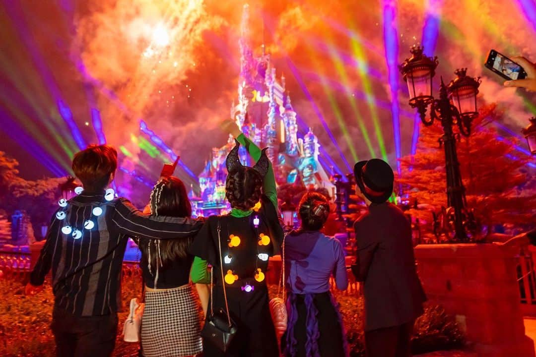 Discover Hong Kongのインスタグラム：「【Disney Villains are back to take over Disneyland!😈 】 Let's get wicked! Join stylish villain Cruella de Vil and her darlings at the brand-new House of De Vil-lains this Halloween at @hkdisneyland – don’t forget to show off your mischievous attire and steal the spotlight with your villainous poses!  What else can you do at night in Hong Kong? Stay tuned for our #HongKongAfter6 !  【惡人再度稱霸香港迪士尼😈】 香港嘅萬聖節總係充滿驚喜，今年香港迪士尼找來時尚惡女庫伊拉反轉樂園，就連一班迪士尼好友們都全換上新裝，反派角色隨處出沒，快點穿上你最邪惡的造型來參加「惡人大宅舞會」，一齊感受惡人當道嘅迪士尼！  想知道更多萬聖節活動詳情？想知嚟緊夜晚有乜玩？記得跟貼我哋嘅 #HongKongAfter6 ，更多節日盛事、玩樂好去處等緊你！」