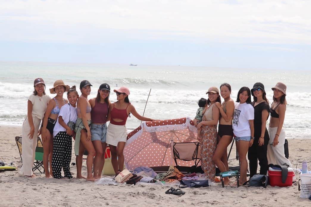 清宮佑美さんのインスタグラム写真 - (清宮佑美Instagram)「愛知県 伊良湖のロコビーチで開催された 日本最大級の女性サーファーの為の祭典、おいでんガールズCUPに 私の運営するサーフコミュニティ #SELSEAFRIENDS から選手として9名エントリーすることになったので 応援も含め総勢16名のコミュニティメンバーが全国から 集まりました😍🙌🏾  サイズもあり流れも強くハードな波でも勇敢に立ち向かうみんなの勇姿に感動しました🥺 そんな中、SELSEAメンバー大健闘！🔥 ビギナーセミファイナルでは4人ヒート中3人がSELSEAメンバー、誰かが敗れてしまうというドラマティックな展開もあり😫 誰が勝っても嬉しいし、誰が負けても悔しい。 応援も複雑でした🥲 大会結果は…SELSEAから優勝1人。準優勝2人。という好成績を残してくれました！！！🥇🥈🥈 サーフィン始めたての頃から見てるメンバーもいたり みんなの成長を感じて胸熱でした🥲🔥 応援メンバーも みんなの勇敢な姿に勇気を貰って 良い刺激になりました✊🏾 惜しくも負けちゃったメンバーは サポートに回って みんなで一丸となって戦い、より絆が深まったイベントとなりました😌 大会前後を併せて 3日間の伊良湖トリップ。 みんなでフリーサーフィンしたり、ランチしたり、夜の飲み会も楽しかった〜🍻 また来年、伊良湖に集合しておいでんCUPに挑戦できますように…！🙏🏾 みんないつもサポートありがとう💛🧡  #SELSEA #セルシー #サーフコミュニティ #selseafriends_community #セルシーフレンズ #おいでんガールズカップ #サーフィン大会」9月26日 18時28分 - yuumi_seimiya
