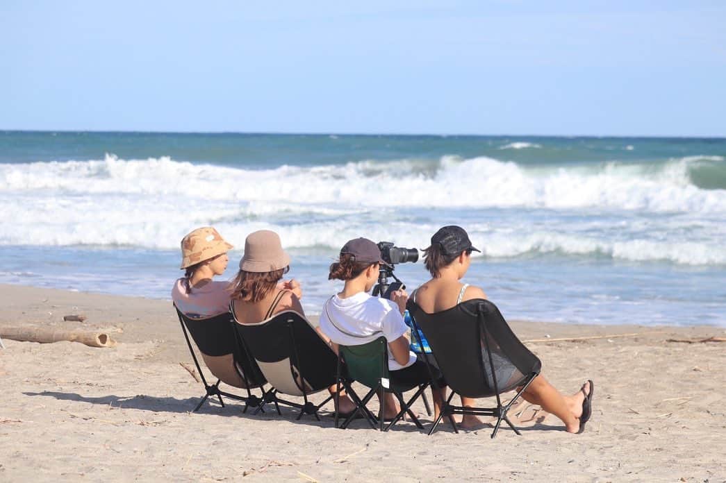 清宮佑美さんのインスタグラム写真 - (清宮佑美Instagram)「愛知県 伊良湖のロコビーチで開催された 日本最大級の女性サーファーの為の祭典、おいでんガールズCUPに 私の運営するサーフコミュニティ #SELSEAFRIENDS から選手として9名エントリーすることになったので 応援も含め総勢16名のコミュニティメンバーが全国から 集まりました😍🙌🏾  サイズもあり流れも強くハードな波でも勇敢に立ち向かうみんなの勇姿に感動しました🥺 そんな中、SELSEAメンバー大健闘！🔥 ビギナーセミファイナルでは4人ヒート中3人がSELSEAメンバー、誰かが敗れてしまうというドラマティックな展開もあり😫 誰が勝っても嬉しいし、誰が負けても悔しい。 応援も複雑でした🥲 大会結果は…SELSEAから優勝1人。準優勝2人。という好成績を残してくれました！！！🥇🥈🥈 サーフィン始めたての頃から見てるメンバーもいたり みんなの成長を感じて胸熱でした🥲🔥 応援メンバーも みんなの勇敢な姿に勇気を貰って 良い刺激になりました✊🏾 惜しくも負けちゃったメンバーは サポートに回って みんなで一丸となって戦い、より絆が深まったイベントとなりました😌 大会前後を併せて 3日間の伊良湖トリップ。 みんなでフリーサーフィンしたり、ランチしたり、夜の飲み会も楽しかった〜🍻 また来年、伊良湖に集合しておいでんCUPに挑戦できますように…！🙏🏾 みんないつもサポートありがとう💛🧡  #SELSEA #セルシー #サーフコミュニティ #selseafriends_community #セルシーフレンズ #おいでんガールズカップ #サーフィン大会」9月26日 18時28分 - yuumi_seimiya