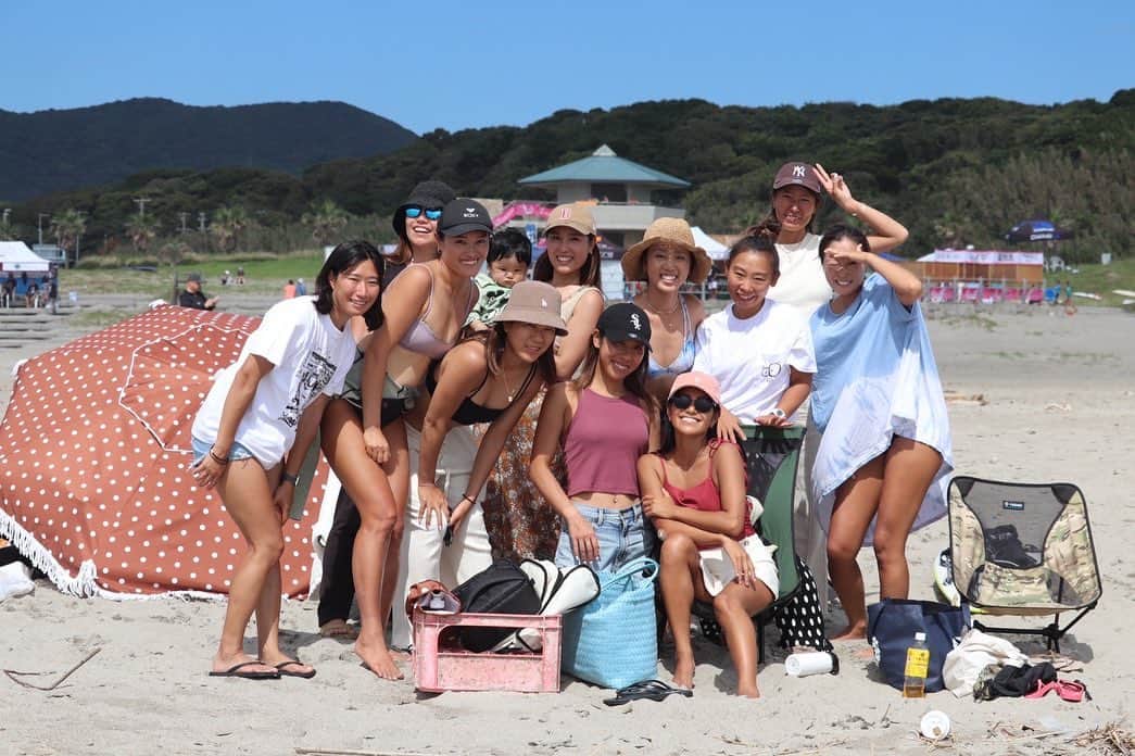 清宮佑美のインスタグラム：「愛知県 伊良湖のロコビーチで開催された 日本最大級の女性サーファーの為の祭典、おいでんガールズCUPに 私の運営するサーフコミュニティ #SELSEAFRIENDS から選手として9名エントリーすることになったので 応援も含め総勢16名のコミュニティメンバーが全国から 集まりました😍🙌🏾  サイズもあり流れも強くハードな波でも勇敢に立ち向かうみんなの勇姿に感動しました🥺 そんな中、SELSEAメンバー大健闘！🔥 ビギナーセミファイナルでは4人ヒート中3人がSELSEAメンバー、誰かが敗れてしまうというドラマティックな展開もあり😫 誰が勝っても嬉しいし、誰が負けても悔しい。 応援も複雑でした🥲 大会結果は…SELSEAから優勝1人。準優勝2人。という好成績を残してくれました！！！🥇🥈🥈 サーフィン始めたての頃から見てるメンバーもいたり みんなの成長を感じて胸熱でした🥲🔥 応援メンバーも みんなの勇敢な姿に勇気を貰って 良い刺激になりました✊🏾 惜しくも負けちゃったメンバーは サポートに回って みんなで一丸となって戦い、より絆が深まったイベントとなりました😌 大会前後を併せて 3日間の伊良湖トリップ。 みんなでフリーサーフィンしたり、ランチしたり、夜の飲み会も楽しかった〜🍻 また来年、伊良湖に集合しておいでんCUPに挑戦できますように…！🙏🏾 みんないつもサポートありがとう💛🧡  #SELSEA #セルシー #サーフコミュニティ #selseafriends_community #セルシーフレンズ #おいでんガールズカップ #サーフィン大会」