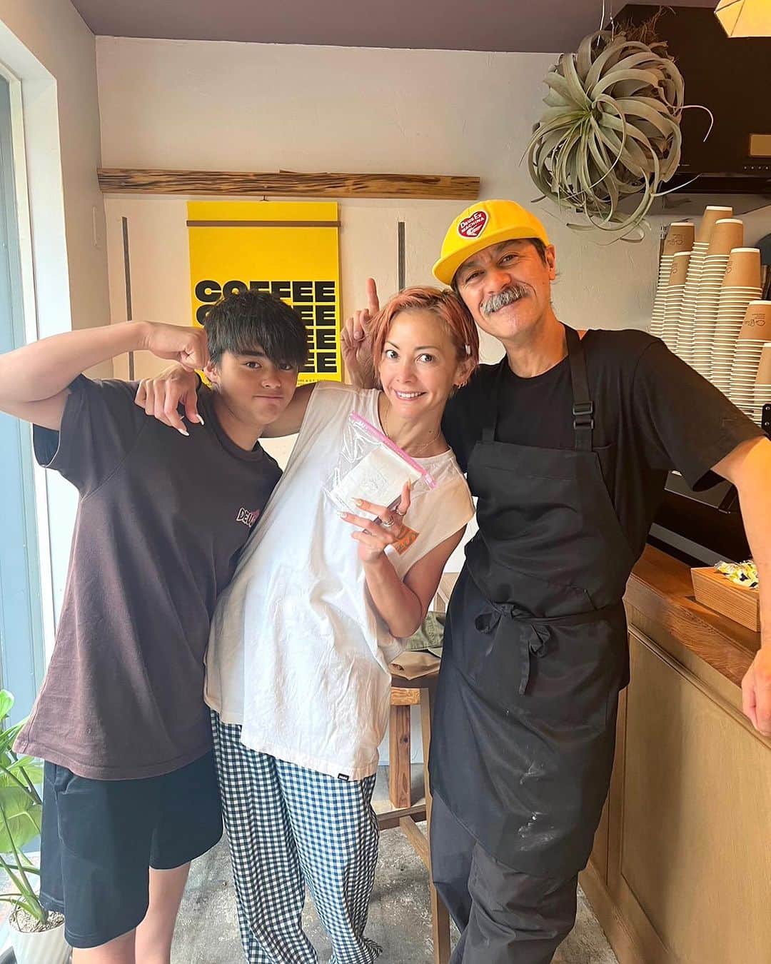 のインスタグラム：「シンバの柔道試合の朝 大好きな @yoshida.coffee.sangubashi にてよしさん手作りのラテとドーナツ🍩 最高に美味しいすぎる❤️ そしてシンバ勝ちました✌️  #土屋アンナ」