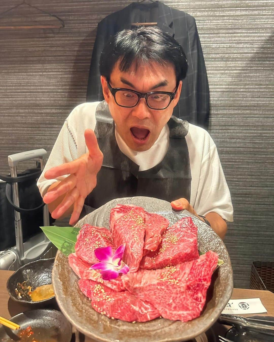 Yuri Sakuraiさんのインスタグラム写真 - (Yuri SakuraiInstagram)「大阪で久しぶりにお会いした、お世話になっている久米仙酒造の石田さん。 そして、沖縄に戻ってきてすぐ、 またお会い出来ました！  久米仙酒造さんは70年以上の歴史があり、 受け継がれてきたものも大切にされながらも、 今の時代に合わせたものをどんどん吸収しては取り入れて、泡盛やライスウイスキーの魅力をお客様に届け、展開されています！  自分たちはその中でも石田さんとお食事に行かせて頂きながら、久米仙さんのお酒造りのこだわりを聞かせていただいたり、 ヤクルトスワローズのキャラクターつば九郎や、竹内力さんとのウイスキーコラボなどをされたり、 自社でどんどんイベントを展開されたりと、  こだわりあるものを届ける施策や、 スピード感ある展開はいつも学ばせていただいています！  石田さんは国内外、色々とお仕事で飛び回りながら、いいアイデア、デザインなど、 勉強になるものがあれば、 スタッフを実際現地に連れて行って、 目で見て体験させてインスピレーションを 車内に持ち帰ったりと、 いいものを吸収できる環境を作られてる姿は 本当に刺激をいただきます！  昨日もお食事させて頂きながら、 石田さんや久米仙さんの近況を聞かせていただいたり、最近、自分は台湾にいったのですが、 何回も台湾に行かれて詳しい石田さんから、 台湾の楽しみ方を聞かせて頂き、 楽しみながらも自分たちの展開やお客様に喜んでいただくための勉強ができるな！と感じ、 また年内台湾に行けたらと思っています。  見たもの、体験したものからどんどん新しい展開をされている石田さん、久米仙さんを見ていると、いつもワクワクさせられます！ 自分達もそんな展開をし、さらに関わる方、お客様に喜んでいただけるようにまた頑張ろう！と改めて刺激を頂きました！ 久米仙酒造さんの展開するライスウイスキー 『沖縄BLUE』は平和通り、那覇空港に店舗があり、実際飲み比べなどもできるので、 沖縄に来られた際はぜひ立ち寄ってみて下さい☆  石田さん、いつもありがとうございます！  #久米仙酒造 さん#ライスウイスキー#ウイスキー#ジャパニーズウイスキー#泡盛#酒造#ウイスキー愛好家#Japanesewhiskey#whiskey#okinawa#japan#okinawablue#alcohol#okinawamiyage」9月26日 18時30分 - yuri_sakuraiii