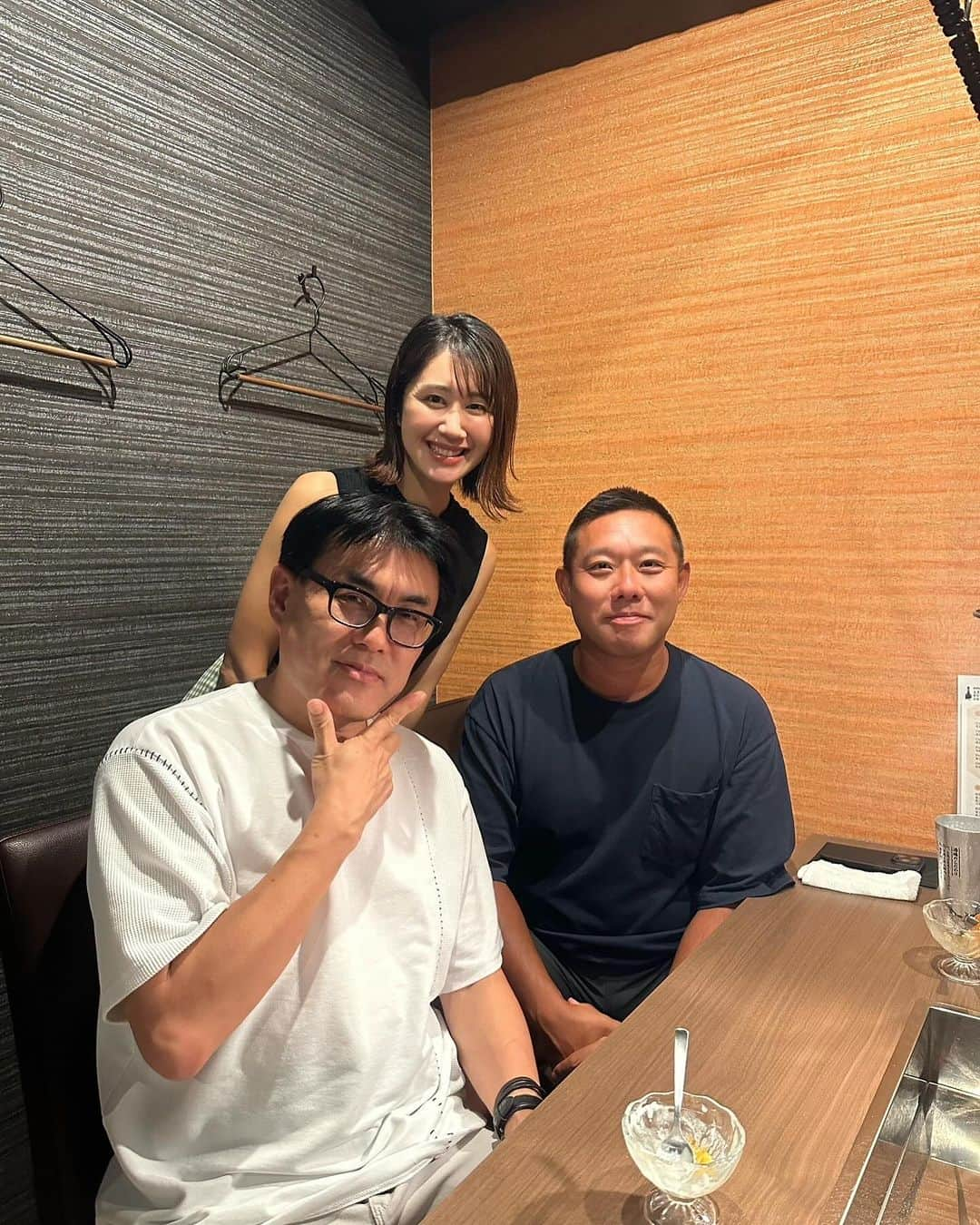 Yuri Sakuraiさんのインスタグラム写真 - (Yuri SakuraiInstagram)「大阪で久しぶりにお会いした、お世話になっている久米仙酒造の石田さん。 そして、沖縄に戻ってきてすぐ、 またお会い出来ました！  久米仙酒造さんは70年以上の歴史があり、 受け継がれてきたものも大切にされながらも、 今の時代に合わせたものをどんどん吸収しては取り入れて、泡盛やライスウイスキーの魅力をお客様に届け、展開されています！  自分たちはその中でも石田さんとお食事に行かせて頂きながら、久米仙さんのお酒造りのこだわりを聞かせていただいたり、 ヤクルトスワローズのキャラクターつば九郎や、竹内力さんとのウイスキーコラボなどをされたり、 自社でどんどんイベントを展開されたりと、  こだわりあるものを届ける施策や、 スピード感ある展開はいつも学ばせていただいています！  石田さんは国内外、色々とお仕事で飛び回りながら、いいアイデア、デザインなど、 勉強になるものがあれば、 スタッフを実際現地に連れて行って、 目で見て体験させてインスピレーションを 車内に持ち帰ったりと、 いいものを吸収できる環境を作られてる姿は 本当に刺激をいただきます！  昨日もお食事させて頂きながら、 石田さんや久米仙さんの近況を聞かせていただいたり、最近、自分は台湾にいったのですが、 何回も台湾に行かれて詳しい石田さんから、 台湾の楽しみ方を聞かせて頂き、 楽しみながらも自分たちの展開やお客様に喜んでいただくための勉強ができるな！と感じ、 また年内台湾に行けたらと思っています。  見たもの、体験したものからどんどん新しい展開をされている石田さん、久米仙さんを見ていると、いつもワクワクさせられます！ 自分達もそんな展開をし、さらに関わる方、お客様に喜んでいただけるようにまた頑張ろう！と改めて刺激を頂きました！ 久米仙酒造さんの展開するライスウイスキー 『沖縄BLUE』は平和通り、那覇空港に店舗があり、実際飲み比べなどもできるので、 沖縄に来られた際はぜひ立ち寄ってみて下さい☆  石田さん、いつもありがとうございます！  #久米仙酒造 さん#ライスウイスキー#ウイスキー#ジャパニーズウイスキー#泡盛#酒造#ウイスキー愛好家#Japanesewhiskey#whiskey#okinawa#japan#okinawablue#alcohol#okinawamiyage」9月26日 18時30分 - yuri_sakuraiii