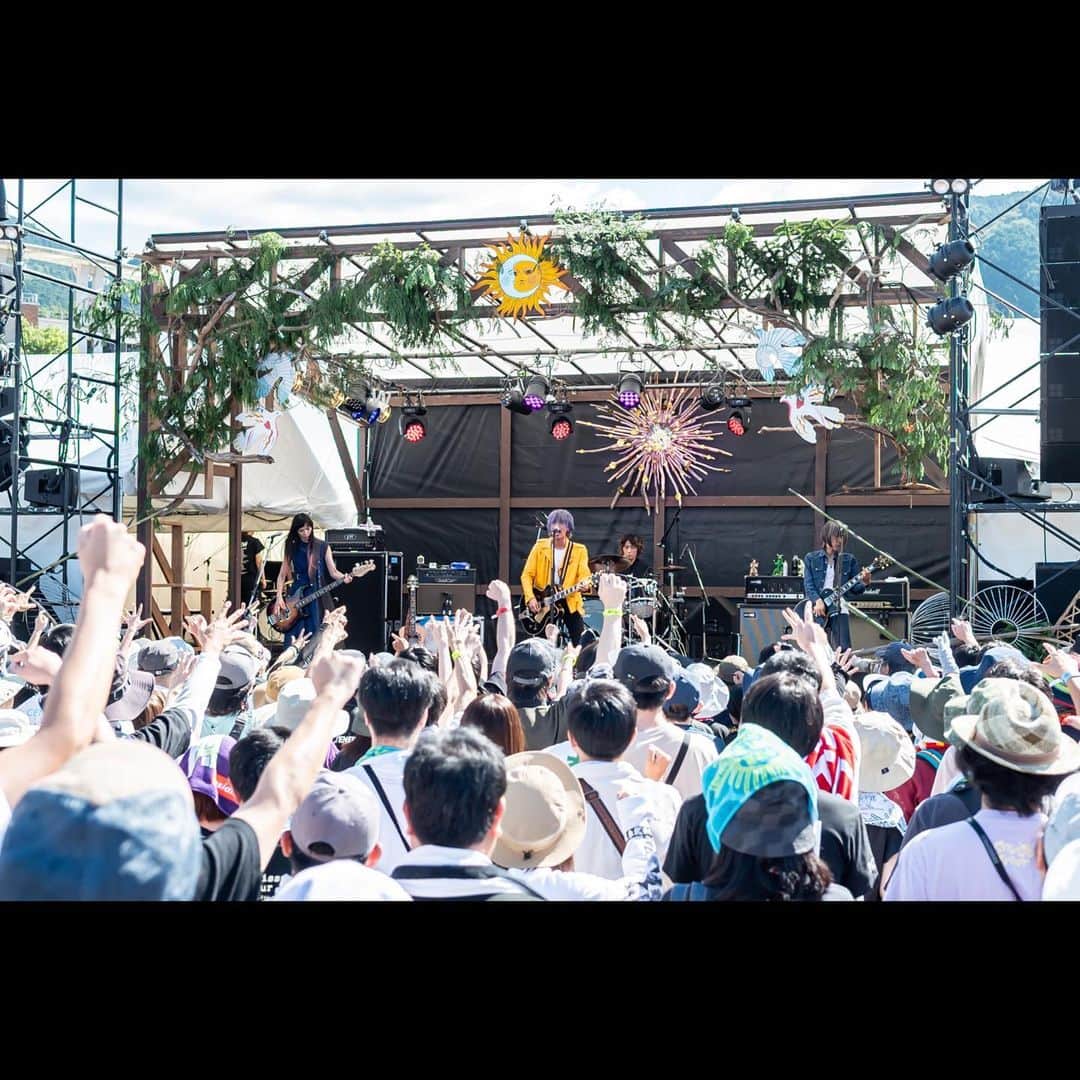 渡邊一丘のインスタグラム：「#THESOLARBUDOKAN2023 の思い出。 俺が今までのフェスのライブの中で一番インパクトあったのは、 ライジングサンで佐々木さんの肩にカブトムシが止まったことだったんだけど、 中津川のライブ中、佐々木さんのすごく近くをオニヤンマが何度も旋回していました。 その手があったか、と思いました。あの革ジャンはオニヤンマの黄色だったのか。 とにかくさすがは中津川ソーラー、俺の中の何かを更新してくれました。 さて次は一体どんな虫が寄ってくるのか。  撮影：安江正実  #THESOLARBUDOKAN2023」