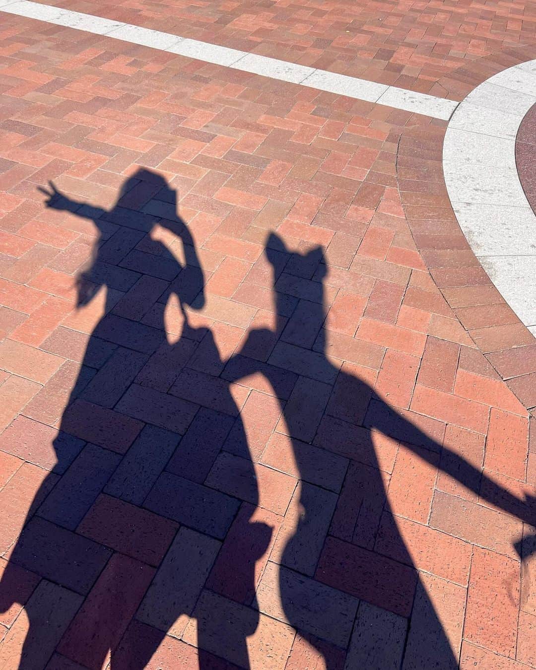 村川緋杏さんのインスタグラム写真 - (村川緋杏Instagram)「🐈  ミッキーのワッフル初めて食べた🧇 メープルとナッツがかかってて とーってもおいしかったです(´༥`)♥  大好きな牛乳もあって 朝ごはんの気持ちになれたよ🍼  人生が映えな友達とのディズニー なんだかめっちゃ鮮やかだったな(˶'ᵕ'˶ )‪︎  また行こうね〜😋🎀」9月26日 18時41分 - murakawabibiann