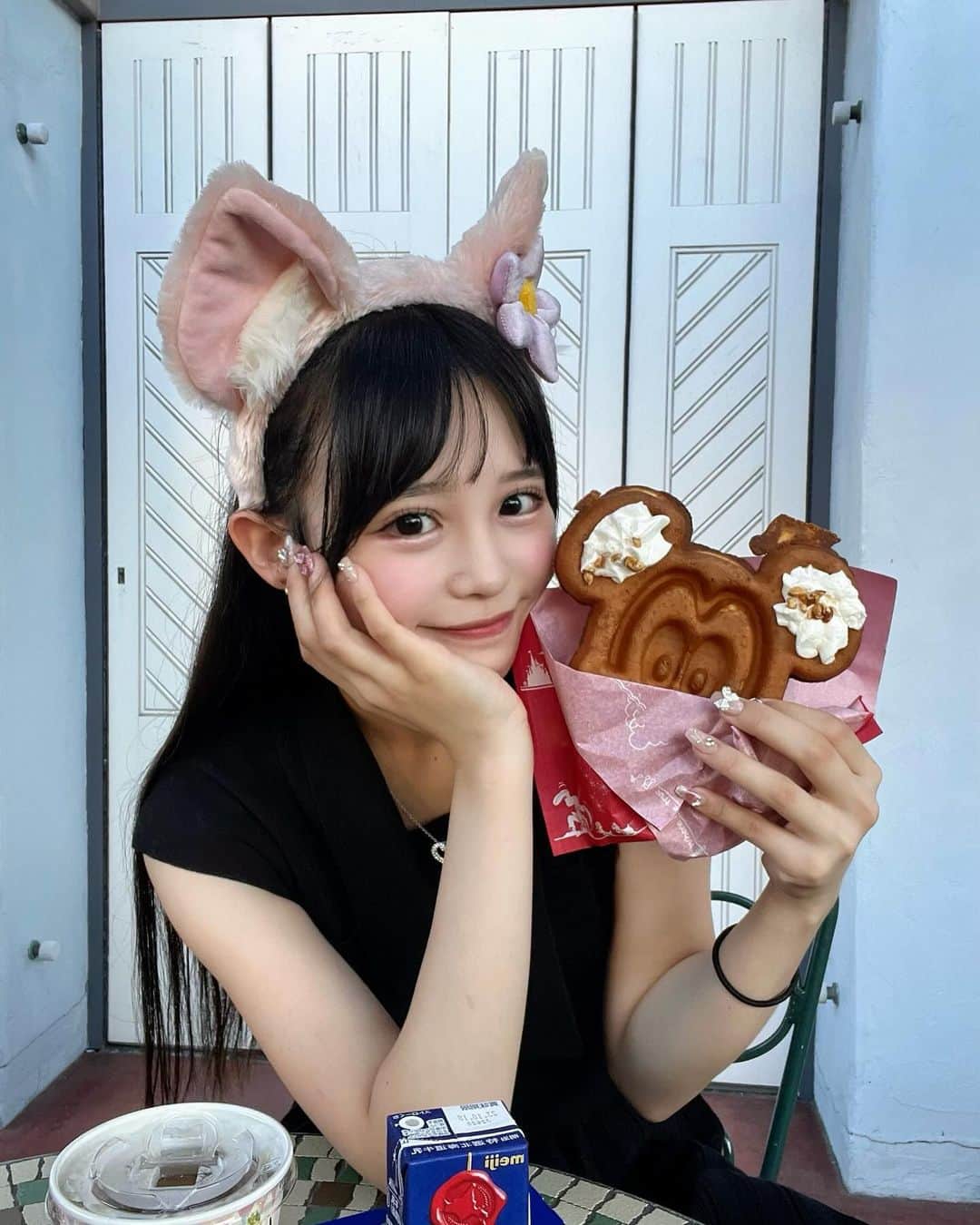 村川緋杏さんのインスタグラム写真 - (村川緋杏Instagram)「🐈  ミッキーのワッフル初めて食べた🧇 メープルとナッツがかかってて とーってもおいしかったです(´༥`)♥  大好きな牛乳もあって 朝ごはんの気持ちになれたよ🍼  人生が映えな友達とのディズニー なんだかめっちゃ鮮やかだったな(˶'ᵕ'˶ )‪︎  また行こうね〜😋🎀」9月26日 18時41分 - murakawabibiann