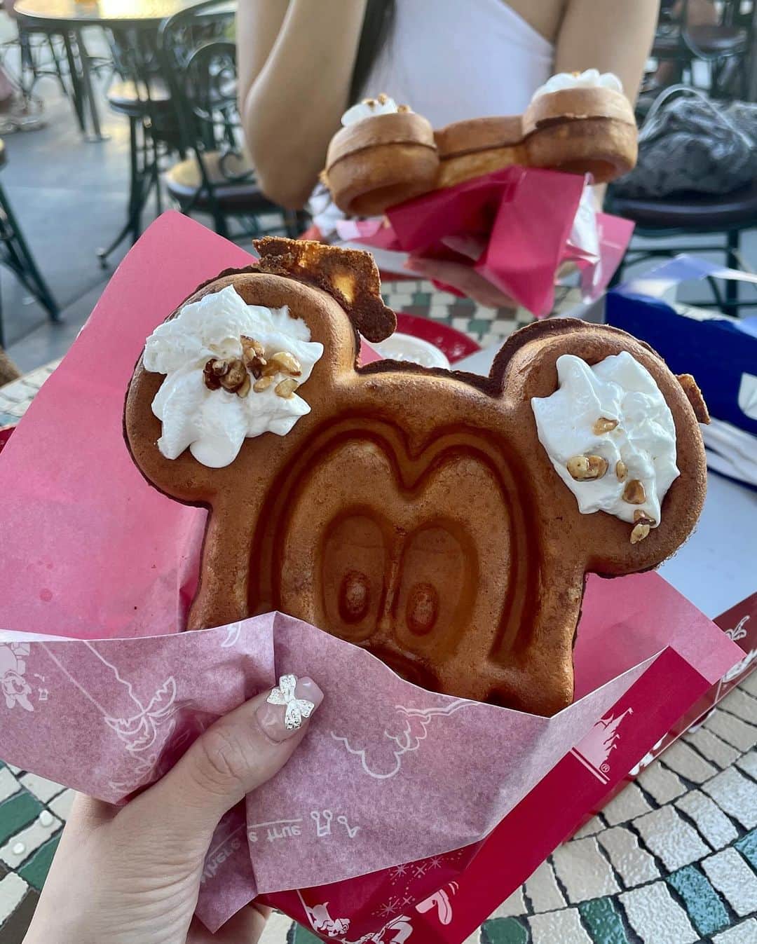 村川緋杏さんのインスタグラム写真 - (村川緋杏Instagram)「🐈  ミッキーのワッフル初めて食べた🧇 メープルとナッツがかかってて とーってもおいしかったです(´༥`)♥  大好きな牛乳もあって 朝ごはんの気持ちになれたよ🍼  人生が映えな友達とのディズニー なんだかめっちゃ鮮やかだったな(˶'ᵕ'˶ )‪︎  また行こうね〜😋🎀」9月26日 18時41分 - murakawabibiann