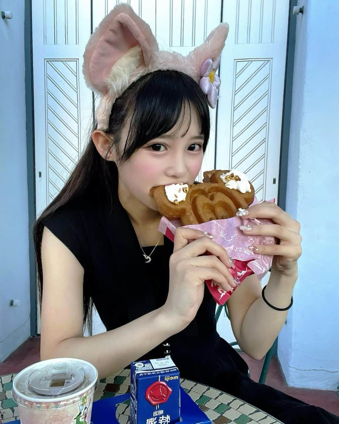 村川緋杏のインスタグラム：「🐈  ミッキーのワッフル初めて食べた🧇 メープルとナッツがかかってて とーってもおいしかったです(´༥`)♥  大好きな牛乳もあって 朝ごはんの気持ちになれたよ🍼  人生が映えな友達とのディズニー なんだかめっちゃ鮮やかだったな(˶'ᵕ'˶ )‪︎  また行こうね〜😋🎀」