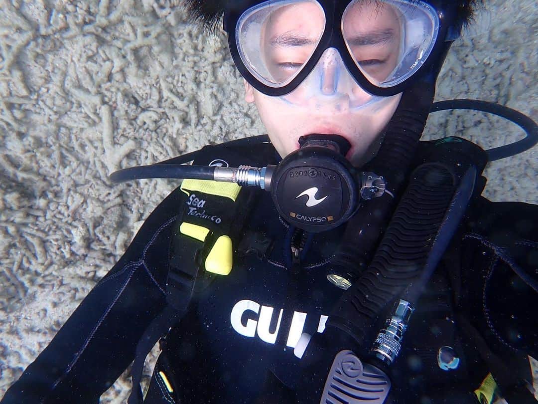 すしらーめん《りく》のインスタグラム：「水中の俺ジワる #海 #自撮り #ダイビング」