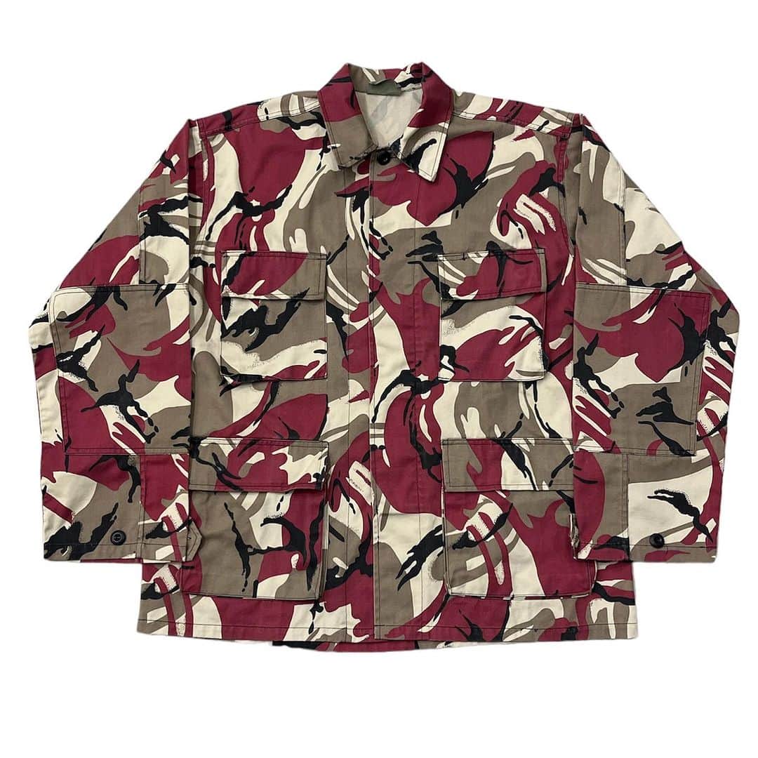 ジャムルのインスタグラム：「UK military ブラッシュパターンcamo BDUジャケット　¥6800+tax(7480) . イギリス軍ならではのブラッシュパターン迷彩でカラーカモ。 落ち着いた色味のエンジがかなりお洒落です。 なかなか見かけないブラッシュパターンのカラーカモ！オススメです。 .  WEB SHOPに入荷しております。 是非ご覧ください。 jammru.com  #お問い合わせはお電話で承ります #jammru #大阪古着屋#心斎橋古着屋 #bdujacket #ukmilitary  #osaka  #fashion  #streetstyle  #streetfashion  #vtg  #vintage  #used  #usedclothing  #古着 #古着屋 #ファッション #70s #80s #90s」