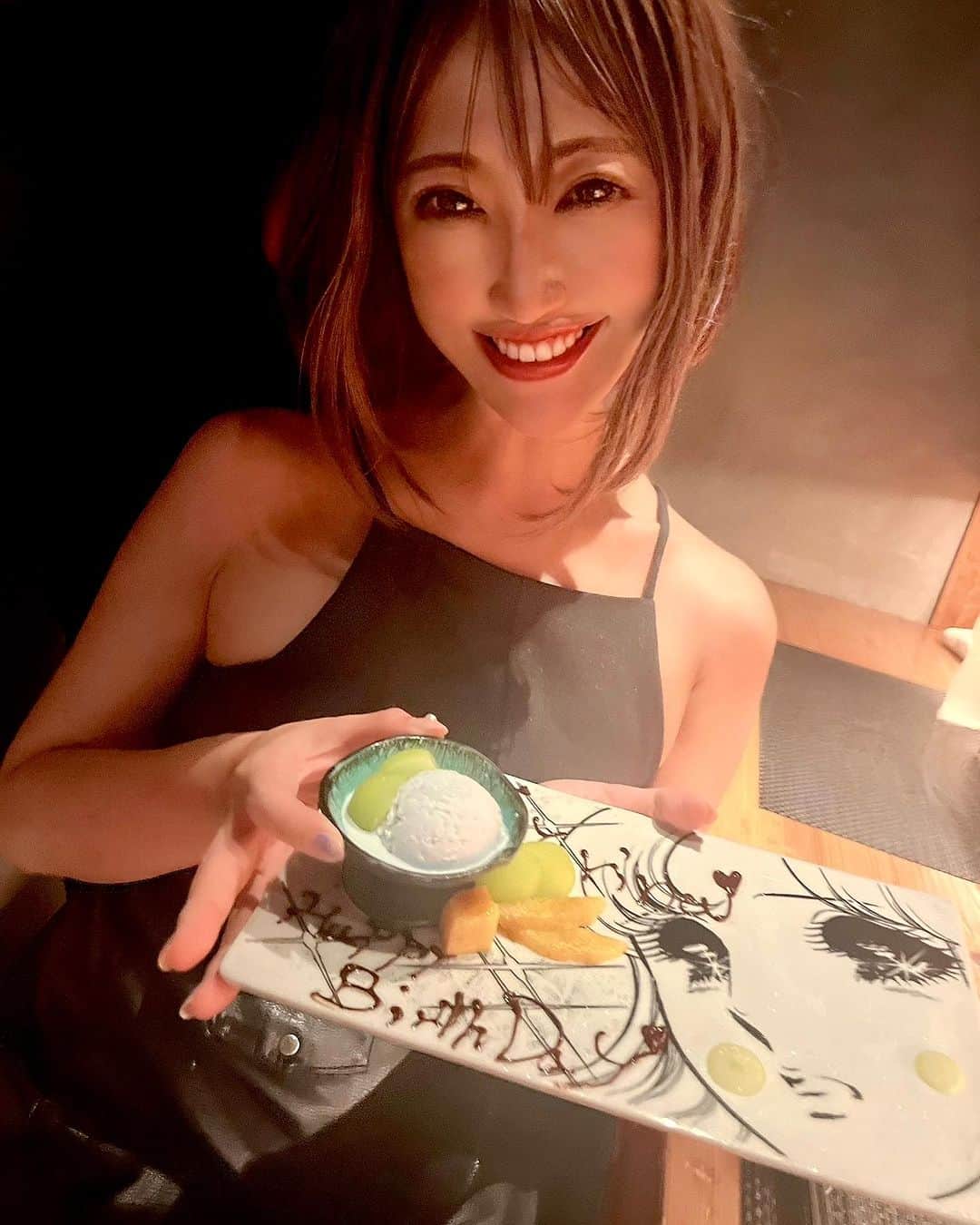 DJ YURINAのインスタグラム：「とうとうこの日が来てしまいました🎂 節目の誕生日む迎えてしまったぁ🙀  今月皆様の貴重なお時間で沢山お祝いして頂き本当に本当に感謝しかありません。  毎年誕生日を迎えると私にとって友達や仲間は宝物だなと思うし、神様が与えてくれた最高のプレゼントだと感じます。  この一年はいろいろな事がありました。 自分にとって人生の節目という言葉がしっくりくるくらいいろんな事あった。  でも乗り越えてこれたのは支えてくれた周りの人たちのお陰でどんな時も笑顔でDJできたのも周りの人たちのおかげ。 日々ありがとうございます！  そして、産んでくれた天国のお母さんに1番の感謝。 人を大切に愛される人生を歩みなさい！ 我が家の家訓です！  本当にみんながくれた愛をいくつも返せてないから、いっぱい返せるように日々自分を磨いて少しずつ返せていけたらいいなぁと思います。  これからもこんな私ですが、皆様仲良くしてくださいませ。  いつもありがと❤️ 一緒にいっぱい笑っていこー❣️」