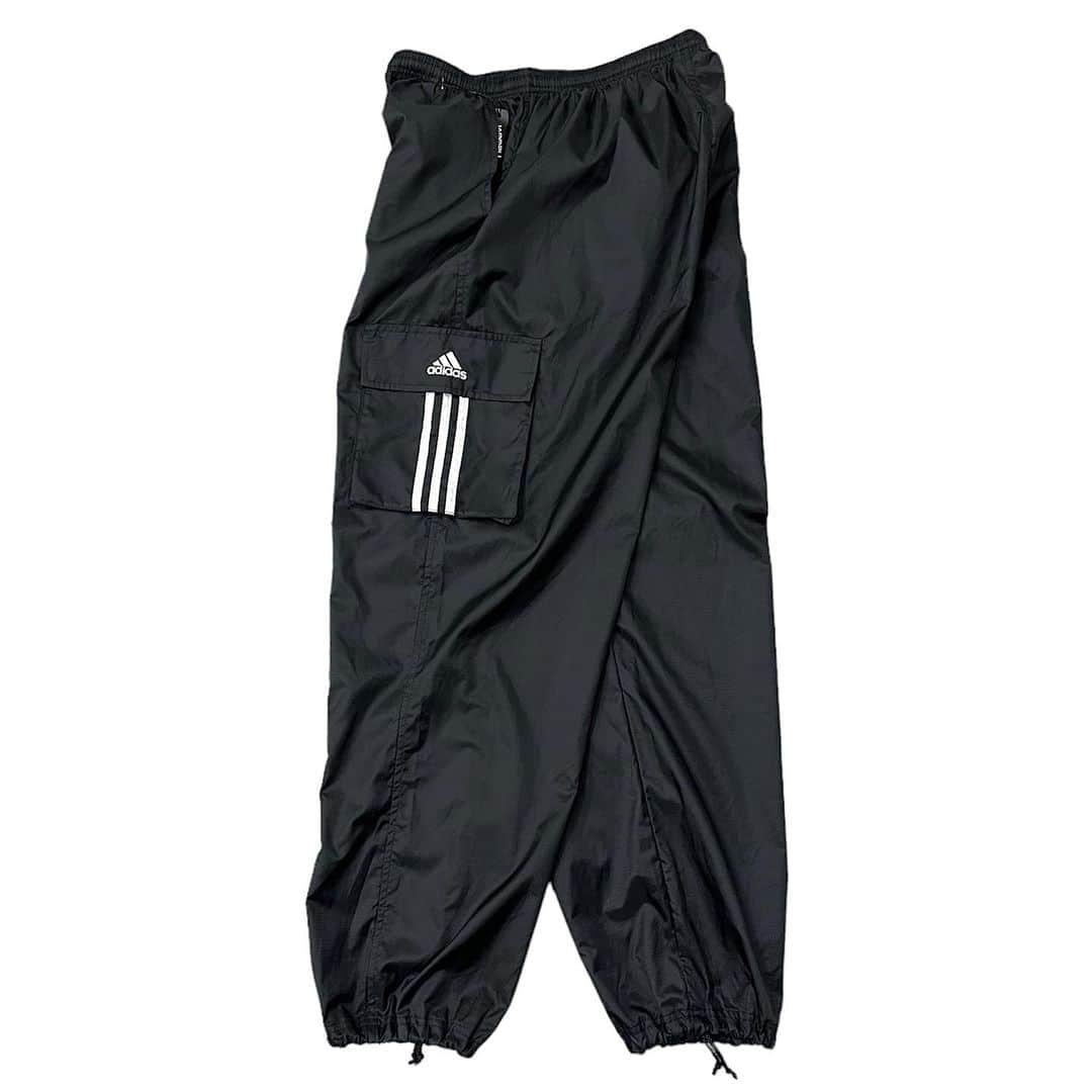 ジャムルのインスタグラム：「90's adidas ナイロンカーゴパンツ ¥8000+tax(8800) .  90年代adidasのナイロンカーゴパンツ。 リップストップナイロンで、ポケットに3ストライプ、パフォーマンスロゴ。 説明不要なくらいかっこいい1本。 .  WEB SHOPに入荷しております。 是非ご覧ください。 jammru.com  #お問い合わせはお電話で承ります #jammru #大阪古着屋#心斎橋古着屋 #adidas#y2k #osaka  #fashion  #streetstyle  #streetfashion  #vtg  #vintage  #used  #usedclothing  #古着 #古着屋 #ファッション #70s #80s #90s」