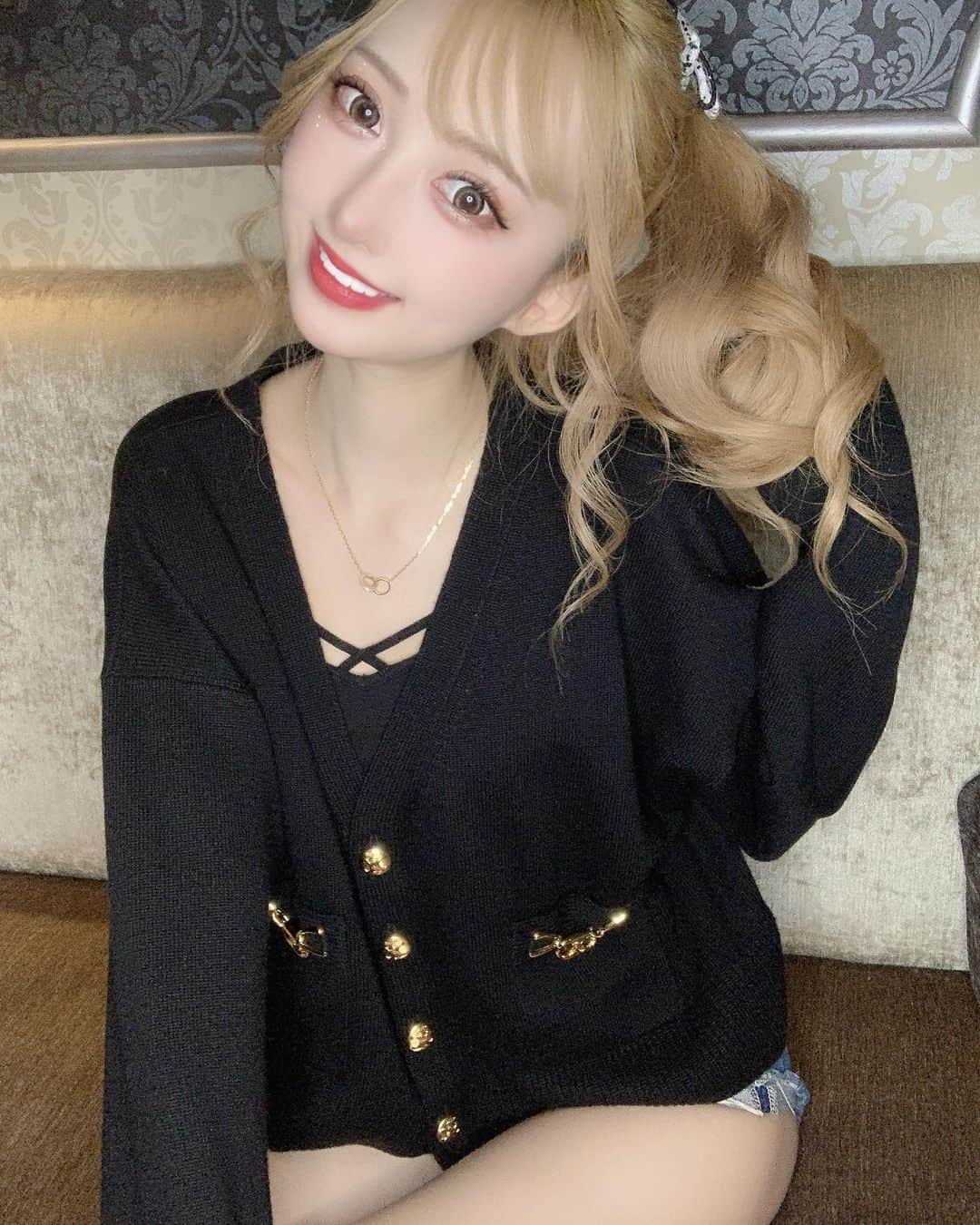 愛莉のインスタグラム：「夜の街  #大阪#なんば#北新地#歌舞伎町#キャバ嬢#キャバクラ#ホスト#水商売#金髪#ギャル#清楚#ロリ#整形#可愛い#キャバドレス#インスタ映え#スタイル抜群#ガリガリ#水着#自撮り#セルフィー#いいね返し#いいねした人で気になった人フォロー #フォロー返します #透明感#セクシー#可愛くなりたい#アイドル#インスタ映え#グラビア」