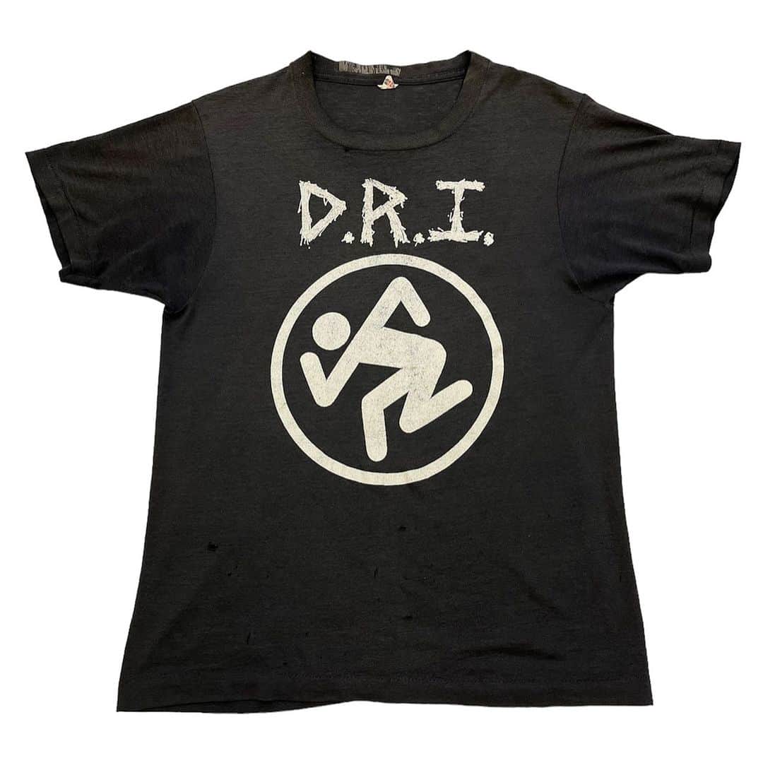 ジャムルのインスタグラム：「1980's～ D.R.I. ¥13500+tax(14850) . 1982年にヒューストンで結成されたクロスオーバー・スラッシュバンド、Dirty Rotten Imbeciles。  ハードコア・パンクからスラッシュメタルのサウンドを取り入れ、 スイサイダル・テンデンシーズやC.O.C.、S.O.D.らと共に新たなジャンルの先駆者として活躍し、 現代のパンクやメタルシーンにも多大な影響を与えてたバンドです。  こちらは80年代製、フェードした黒ボディーに所々に入るダメージがいかにもハードコアらしい1枚。お馴染みのロゴマークが入るシンプルなグラフィックもナイスです！ .  WEB SHOPに入荷しております。 是非ご覧ください。 jammru.com  #お問い合わせはお電話で承ります #jammru #大阪古着屋#心斎橋古着屋 #vintagetshirt #vintagetee #vintagebandtee#dri#dirtyrottenimbeciles  #osaka  #fashion  #streetstyle  #streetfashion  #vtg  #vintage  #used  #usedclothing  #古着 #古着屋 #ファッション #70s #80s #90s」