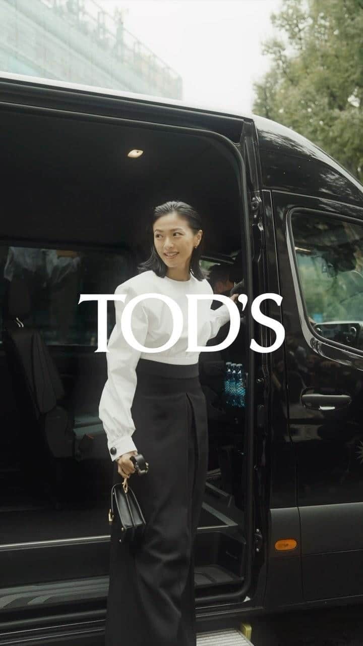 トッズのインスタグラム：「Brand Ambassador Nana Eikura @nana_eikura talking about Tod’s lifestyle and craftsmanship while attending the Spring Summer 24 Women’s Fashion Show in Milan.  Creative Director: @walterchiapponi Produced by @pollyresh  #TodsSS24 #Tods」