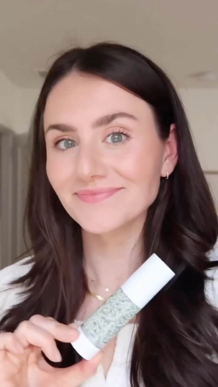 ジェーン・アイルデールのインスタグラム：「HydroPure™ Color Correcting Serum with Hyaluronic Acid & CoQ10  新登場ハイドロピュアカラーコレクティングセラム【CCセラム】をご紹介！  リポソーム化された「美容成分」と「ミネラルパウダー」が高め合う美容効果 肌のあらゆる色トラブルを抑えて、なめらか陶器肌へ  ✅ くすみ・色ムラ・赤みを抑える 気になる肌の色トラブルを瞬時に中和 、洗練された印象の肌に整えます。 ✅ より良い状態へ導き若々しい素肌へ 色つき美容液として大人気の「 ハイドロピュアティントセラム」と同じ処 方 。 ヒアルロン酸やシアバター、ミツロウが肌にハリとうるおいを与え、アラントインが肌刺激を和らげます。 ✅ 優しさと効果を両立 施術後の肌 、運動した後や日焼けして赤みを帯びた肌にも使用でき、即時に落ち着か せます。 ✅ 素肌感を生かした仕上がり 色トラブルを抑えてベ ースを作るので、ファンデーションを厚塗りすることなく素肌感・抜け感のあるカバーが実現できます。  📍詳細はプロフィール欄のURLから @janeiredale_japan   ＊＊＊＊＊＊＊＊＊＊＊＊＊＊＊＊＊  #janeiredale  #ジェーンアイルデール #クリーンビューティ #スキンケアメイクアップ #ミネラルコスメ #オーガニックコスメ #ナチュラルコスメ #メイクアップアーティスト #デパコス #ナチュラルメイク #メイクアップ #ミネラルメイク #限定キット #日焼け止め#MRiBeauty #紫外線防止 #夏新作 #コスメ紹介 #メイク #makeup #ZOZOCOSME #ゾゾコスメ #コスメ #COSME #コスメ好きさんと繋がりたい #メイクアップ #ZOZOTOWN #ゾゾタウン #美肌成分 #crueltyfree #beauty」