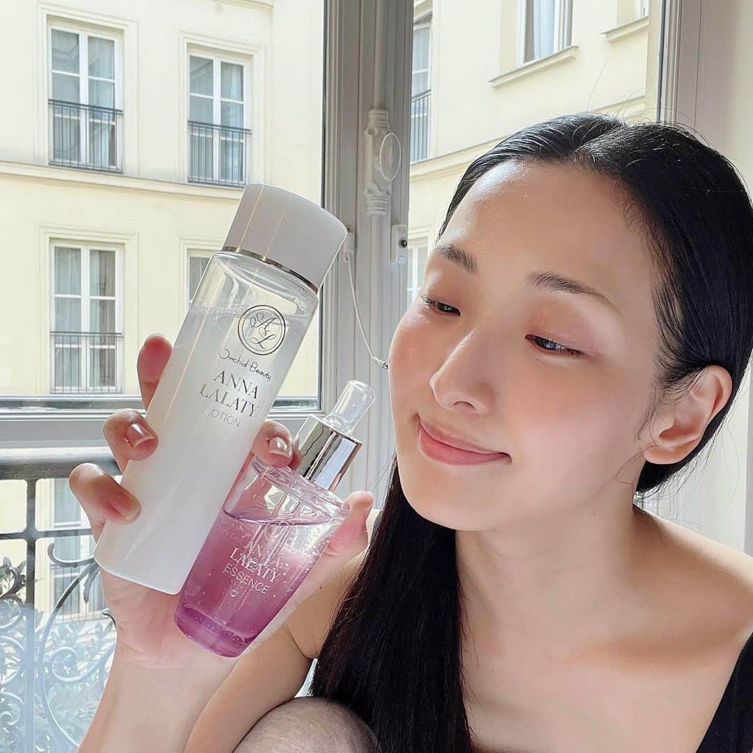 のインスタグラム：「愛用している胡蝶蘭美容液「アンナラララティ美容液」&「アンナララティ化粧水」 旅先のヨーロッパは湿度や水が日本と違うので、いつもお肌が揺らぎがち。でも今回はアンナララティと一緒だったので肌本来の生命力が高まって健やかな肌で過ごせてます☺︎ やっぱり毎日使ってると違いますね。潤い&ハリ貯金のような感じです。  みなさんも是非使ってみてください。 アーカイブの“Orchid beauty” からHPにアクセスできます☺︎  @orchidbeauty_jp  #orchidbeauty  #annalalaty  #アンナララティ美容液 #アンナララティ化粧水」