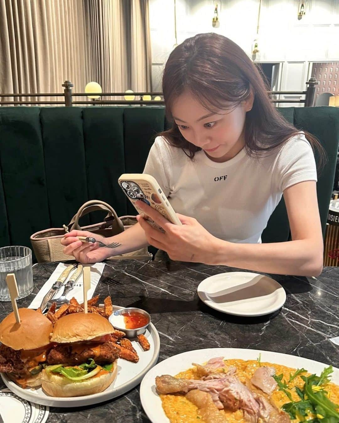 郭珉整のインスタグラム：「. 먹기도 해야겠고, 찍기도 해야겠고😐🫤」