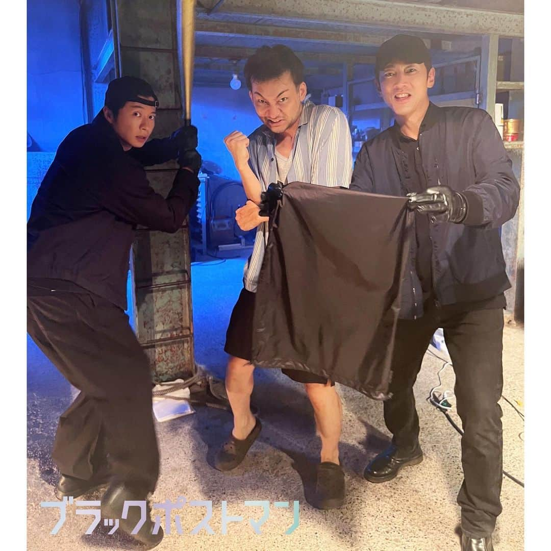 弁護士ソドムさんのインスタグラム写真 - (弁護士ソドムInstagram)「. ／ #ブラックポストマン オフショット🖤✉️ ＼  第6話から 杉原(#波岡一喜)の監禁シーン💥  かなり緊迫の内容でしたが 現場は写真をご覧の通り 和気あいあいでした🤣✨  #ブラポス #テレビ東京 #田中圭 #小泉孝太郎  最終話 9月29日(金)よる8時‼️ 📬1話〜3話&6話をTVer配信中📬 URLはプロフィールから☝🏻」9月26日 18時46分 - tx_dorama8