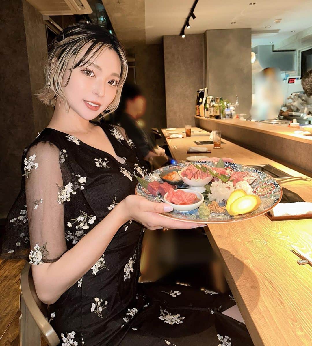 Hitomiのインスタグラム：「❤︎  ゆいちゃんと焼肉ディナー🍽️💞 ボリューミーな焼肉コースで上質なお肉美味しすぎた🥹 どれも口がとろける美味しいお肉で お肉好きにはたまらない、、、😮‍💨💖 恵比寿駅からも近くてお店も綺麗✨ 落ち着いてる雰囲気なのでお話を楽しみたい 女子会やデートにも使いたくなるお店だと思いました☺️🌼 また是非伺いたいお店でした❤️  PR @yakiniku173_mukouyama #焼肉一七三 #焼肉コース #恵比寿焼肉 #渋谷焼肉 #渋谷区グルメ」